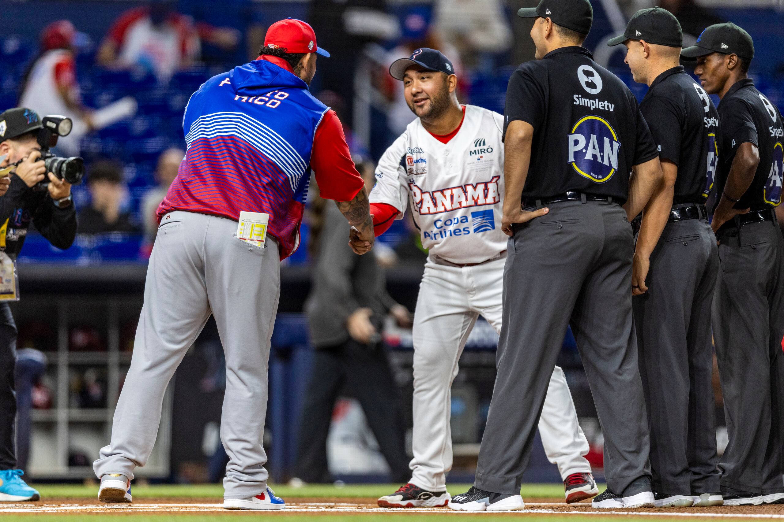 Yadier Molina, dirigente de los Criollos de Puerto Rico, junto a José Agustín Mayorga, piloto de los Federales de Chiriquí de Panamá.