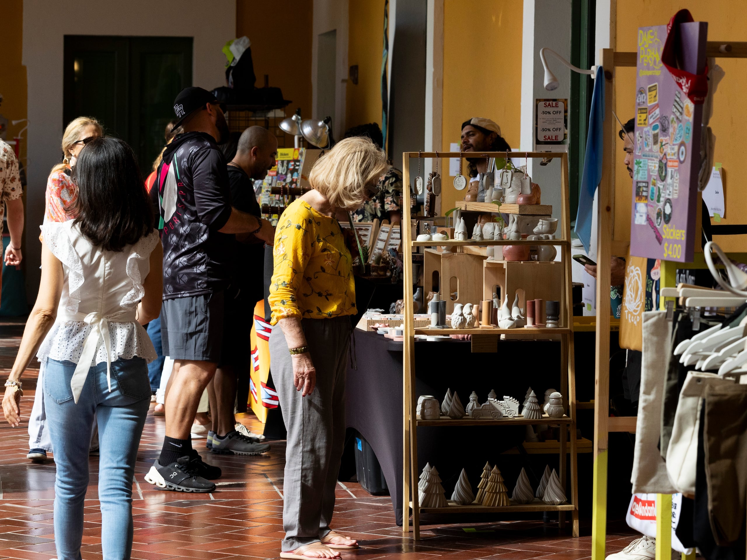 La iniciativa de Walmart, el Instituto de Cultura Puertorriqueña (ICP) y El Nuevo Día busca apoyar las ventas de los artesanos durante las Fiestas de la Calle San Sebastián.