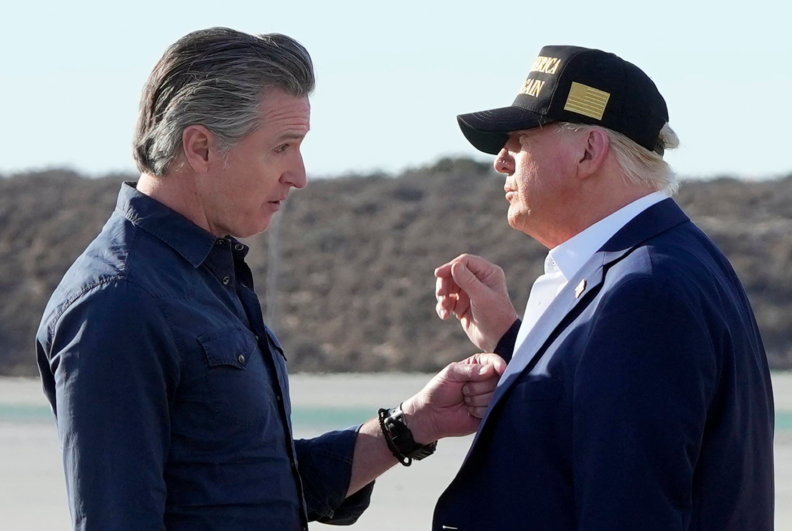 El presidente Donald Trump habla con el gobernador de California, Gavin Newsom.