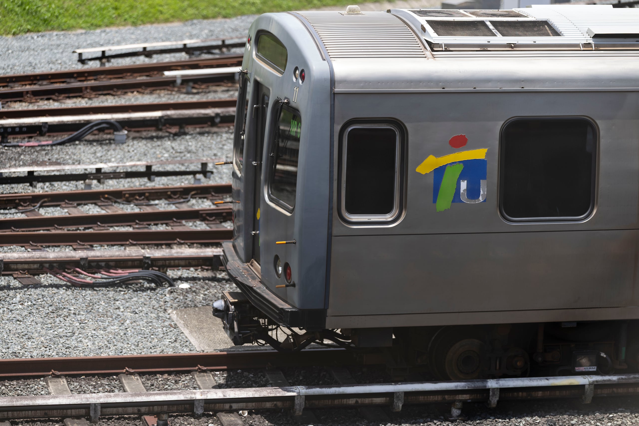 El director de la Autoridad de Transporte Integrado (ATI), Josué Menéndez Agosto, se mostró esperanzado en que del estudio, más allá del estudio, se pueda materializar la extensión del Tren Urbano.
Tras lograr reemplazar cableado y el “breaker” principal de la subestación BPSS2, ubicada en la Estación Las Lomas, continúan haciendo pruebas y lograron energizar (38kV) la misma. En las próximas 24 horas se estarán realizando más pruebas especializadas para que, de no haber ningún problema, los sistemas de comunicaciones funciones como de costumbre, se pueda restablecer parcialmente y de forma segura el servicio en los próximos días.
###
Foto por:
Xavier Araújo | GFR Media
xavier.araujo@gfrmedia.com
Araujo
