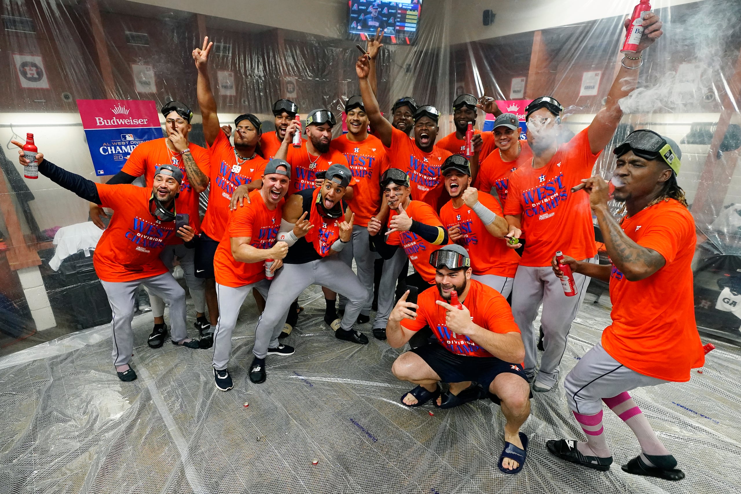 Los jugadores de los Astros de Houston celebran en el camerino luego de ganar el banderín de la División Oeste de la Liga Americana.