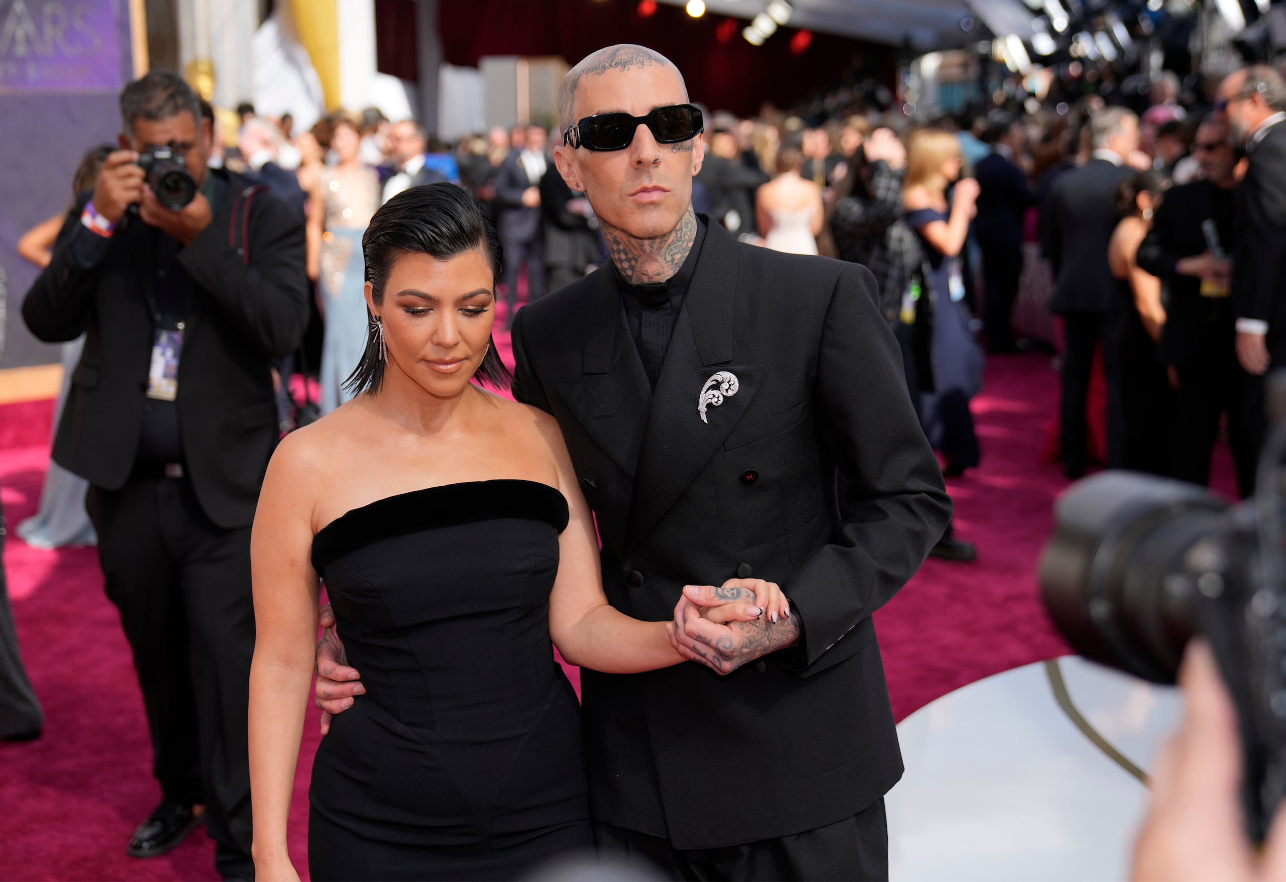 Kourtney Kardashian y Travis Barker en la alfombra roja de la pasada entrega de los premios Oscar.