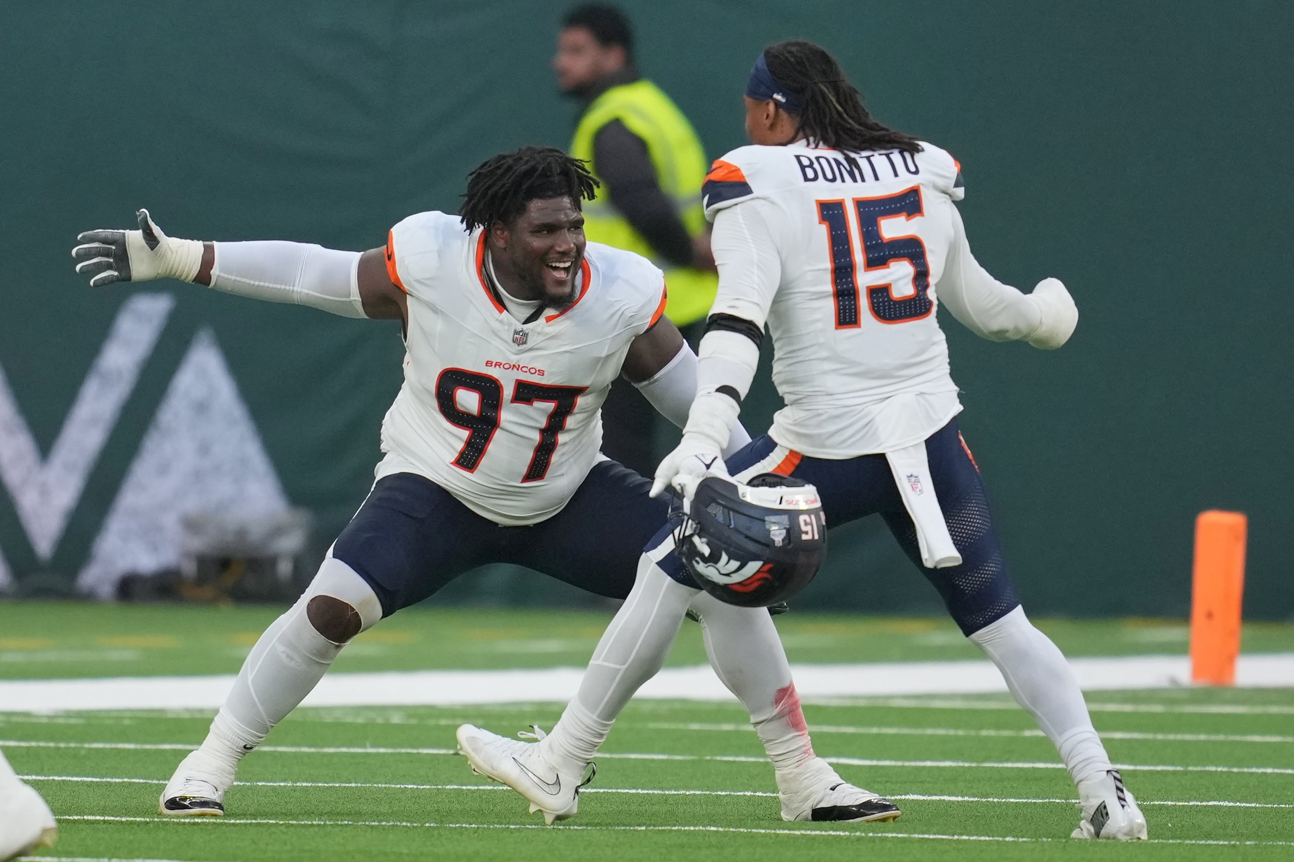 El tackle defensivo de los Broncos de Denver Malcolm Roach y el linebacker Nik Bonitto celebran la victoria ante los Jets de Nueva York.