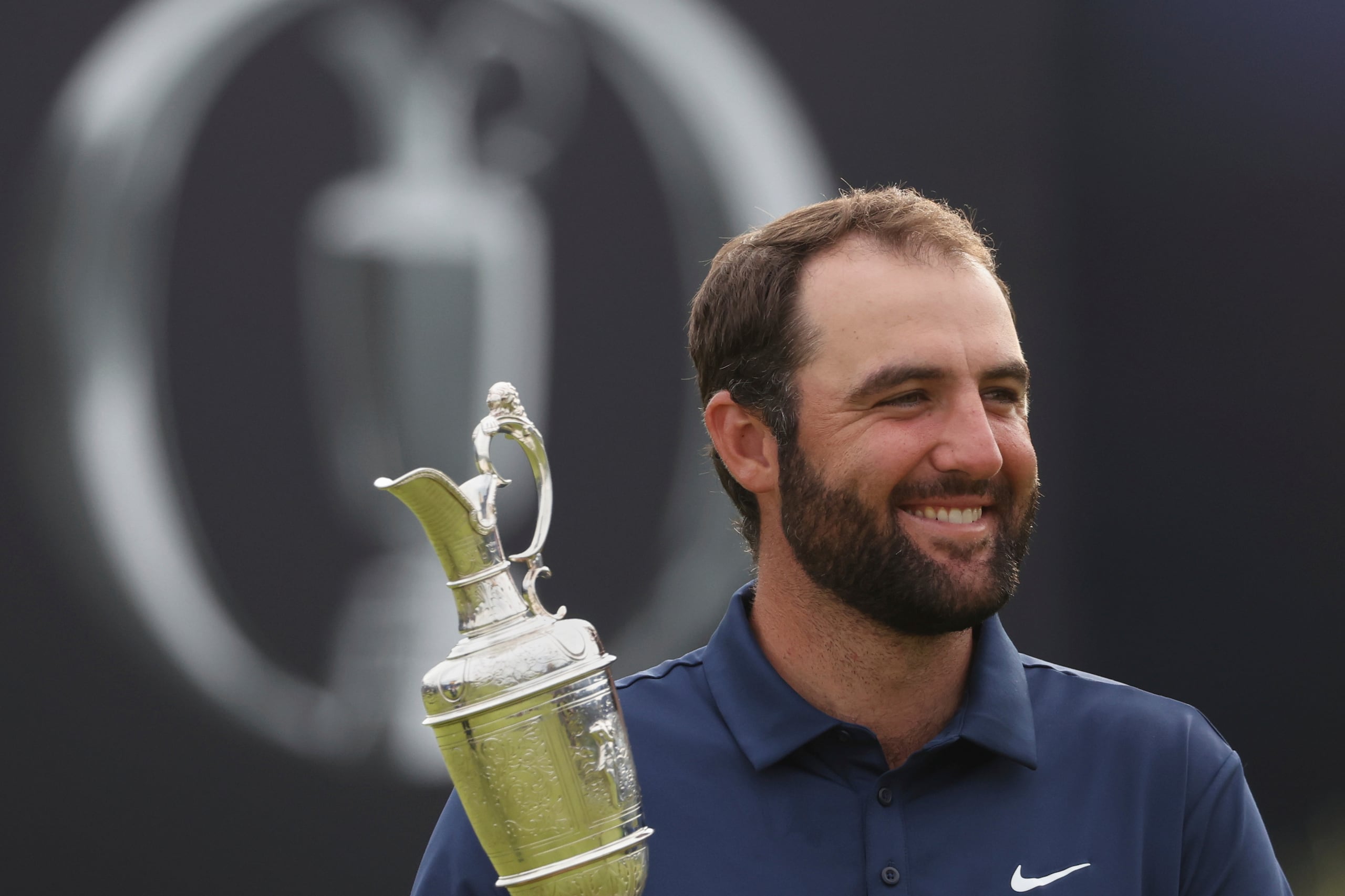 ARCHIVO - Foto del 20 de julio del 2025, el estadounidense Scottie Scheffler sostiene el trofeo tras ganar el Abierto Británico en el Royal Portrush Golf Club, en Irlanda del Norte. (AP Foto/Peter Morrison, Archivo)