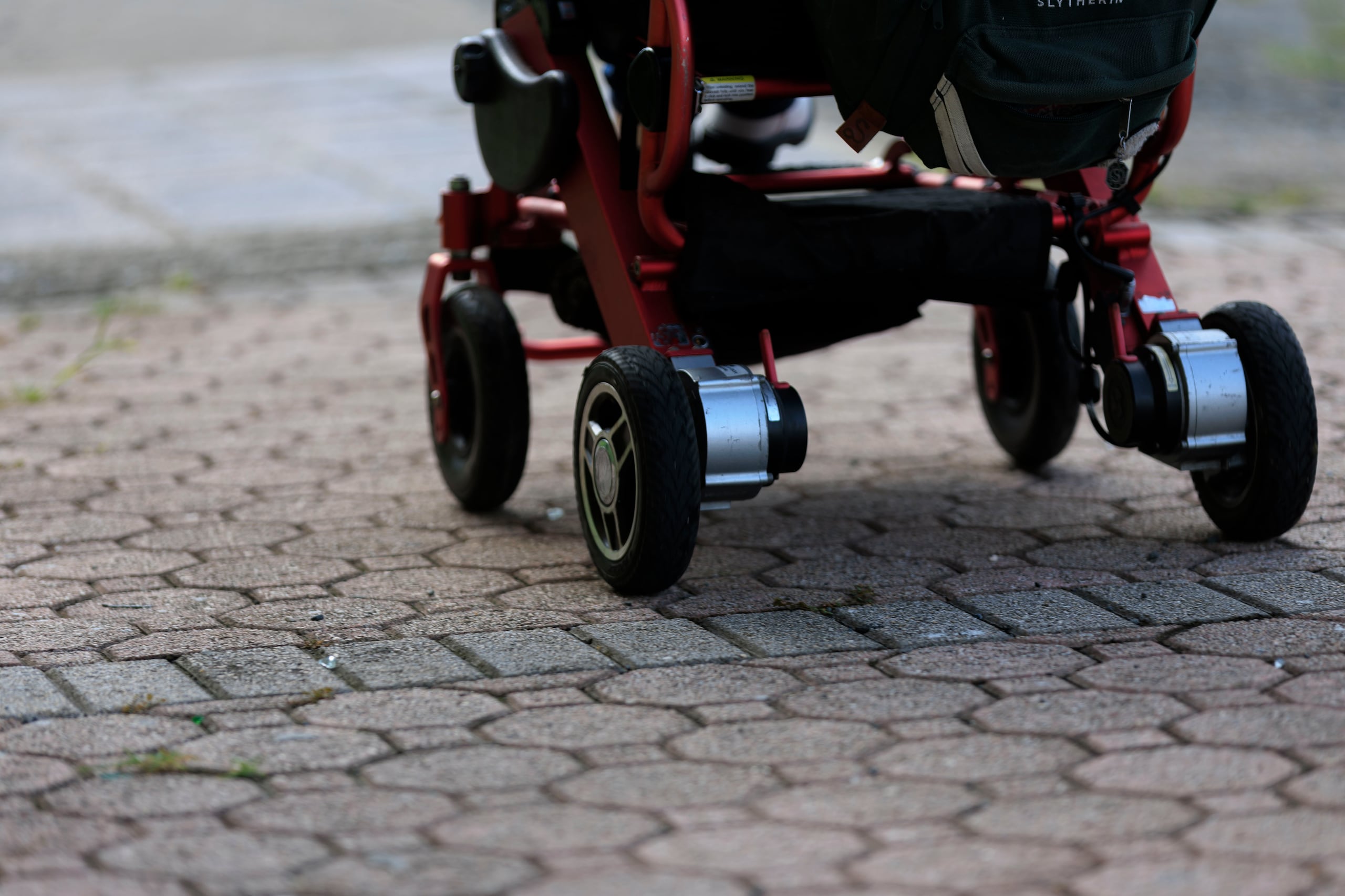 Entre otras cosas, HUD indica que la firma de arquitectos, el contratista general y los propietarios “no incluyeron entradas accesibles a los edificios en rutas accesibles" para personas con discapacidades, particularmente aquellos en sillas de ruedas, en los edificios de dos torres de 80 unidades residenciales.