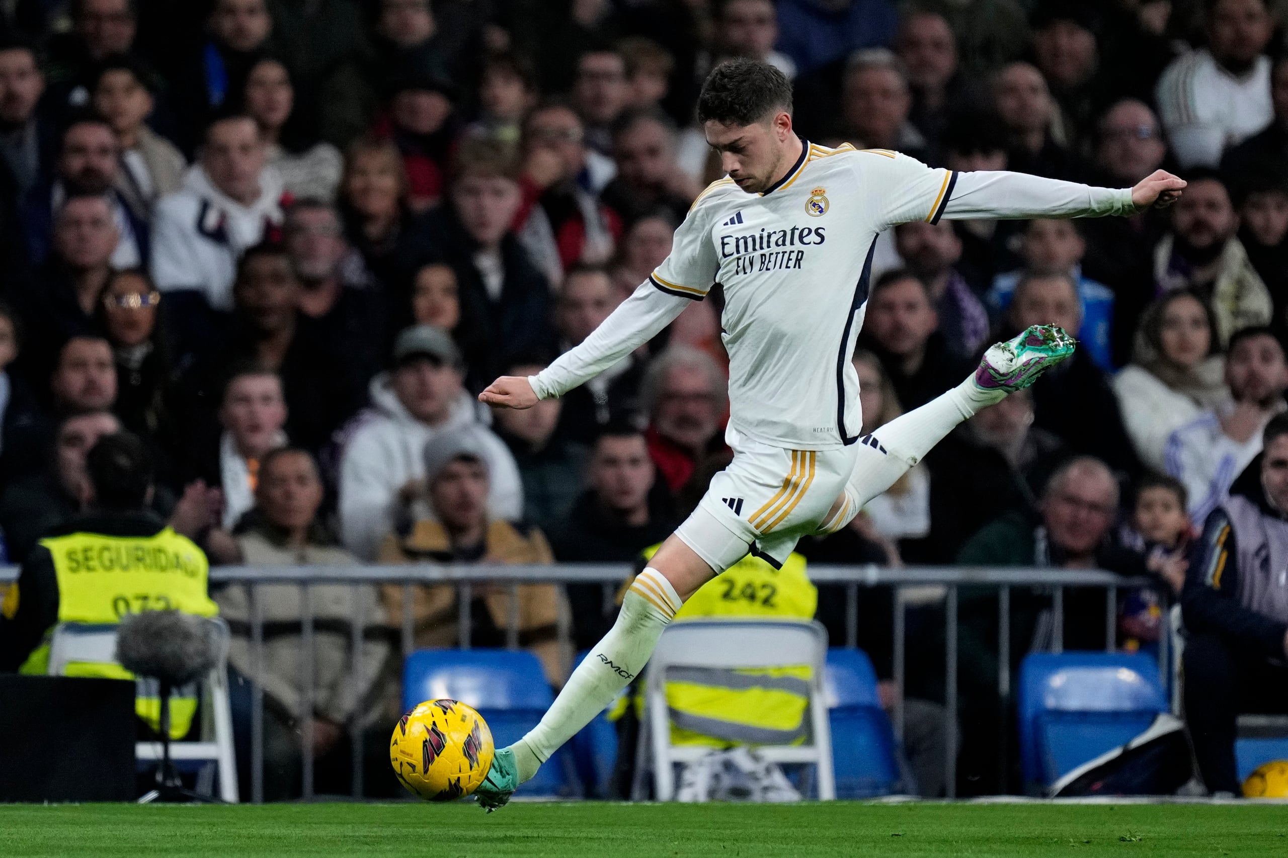 Federico Valverde del Real Madrid remata a gol durante el partido contra Mallorca en la Liga española, el miércoles 3 de enero de 2024, en Madrid.