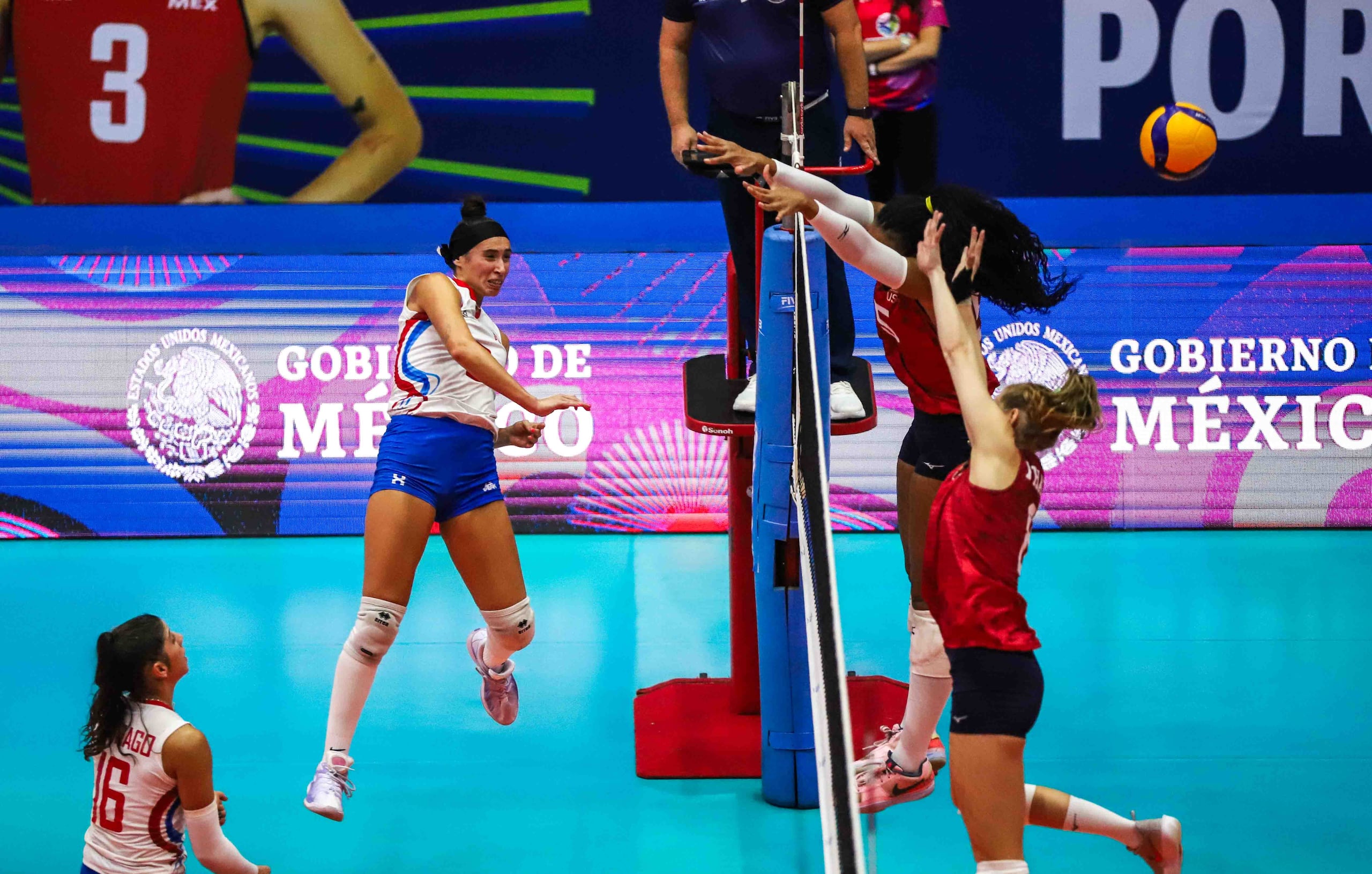 Valeria Vázquez ataca por la cuatro ante dos defensoras de Estados Unidos. (Norceca)