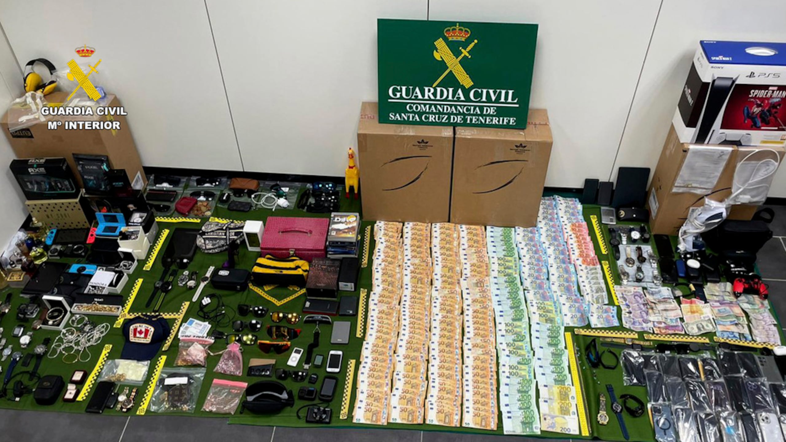 En esta foto provista por la Guardia Civil el 15 de diciembre de 2023, se exhiben artículos robados de maletas en el aeropuerto de Tenerife, islas Canarias, España.