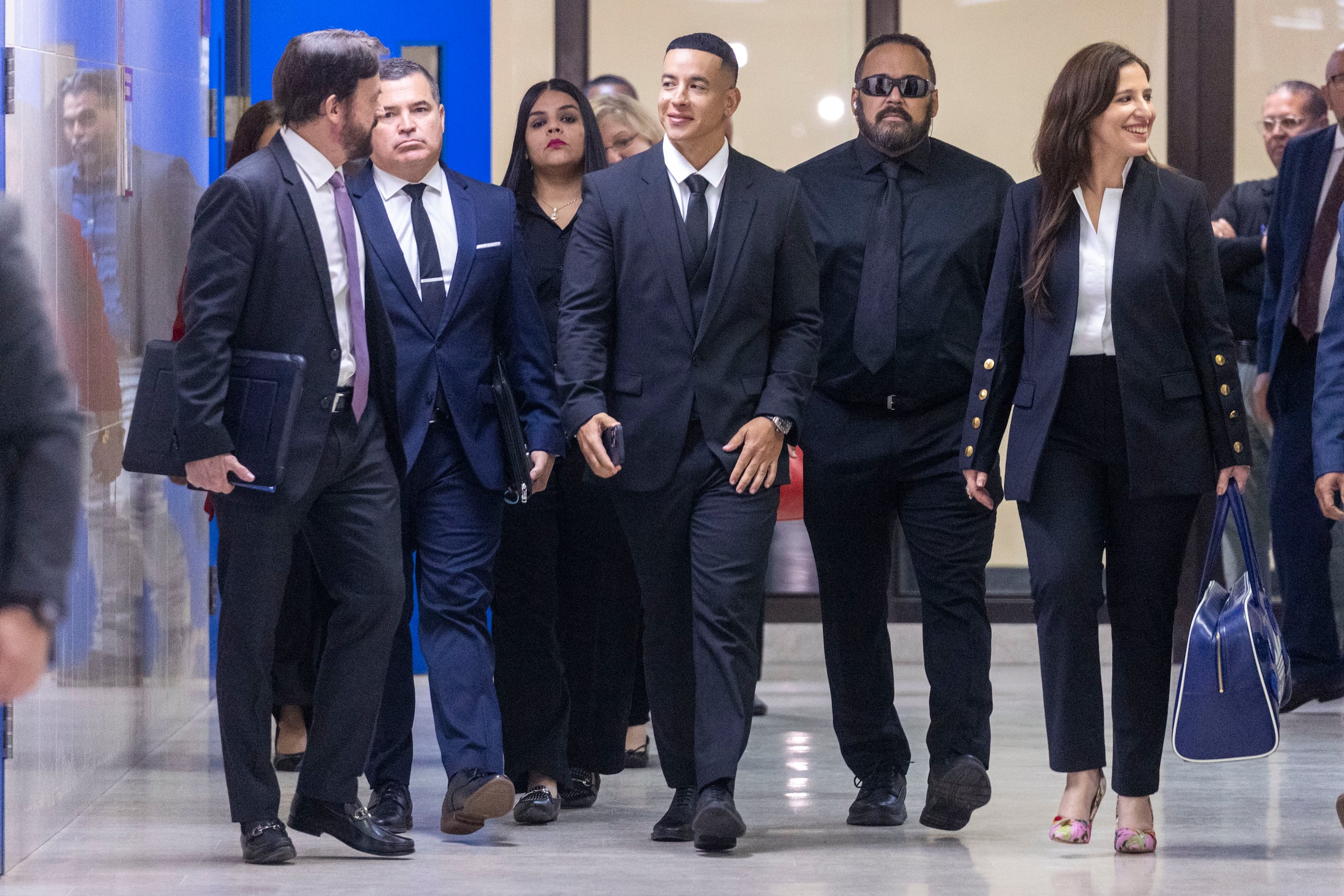 Daddy Yankee, junto a sus abogados de defensa, durante una vista en el Tribunal de Primera Instancia de San Juan.