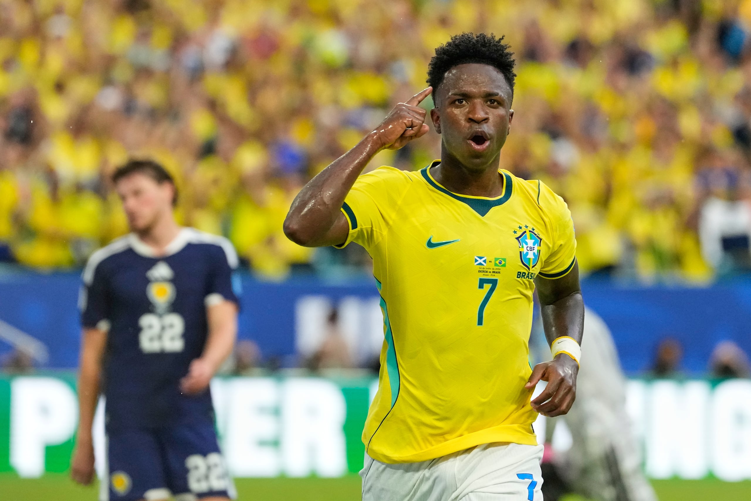 El brasileño Vinícius Júnior celebra tras anotar un segundo gol ante Escocia en el Mundial.