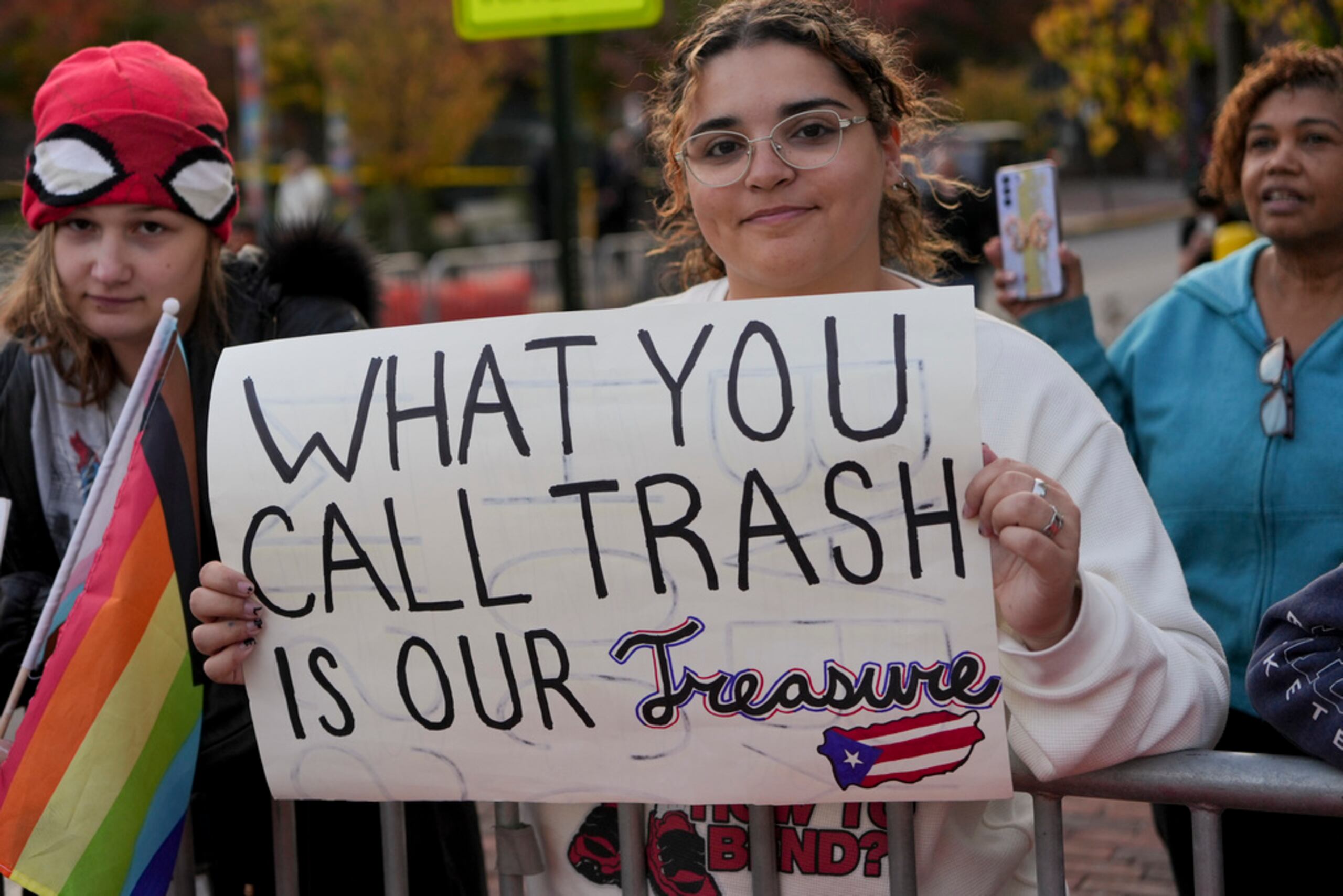 Carmen Hernández, una puertorriqueña que dice respaldar a la candidata demócrata Kamala Harris, protesta por los recientes comentarios racistas contra los puertorriqueños efectuados en un mitin del expresidente Donald Trump en Nueva York, el 4 de noviembre de 2024, en Reading, Pensilvania.