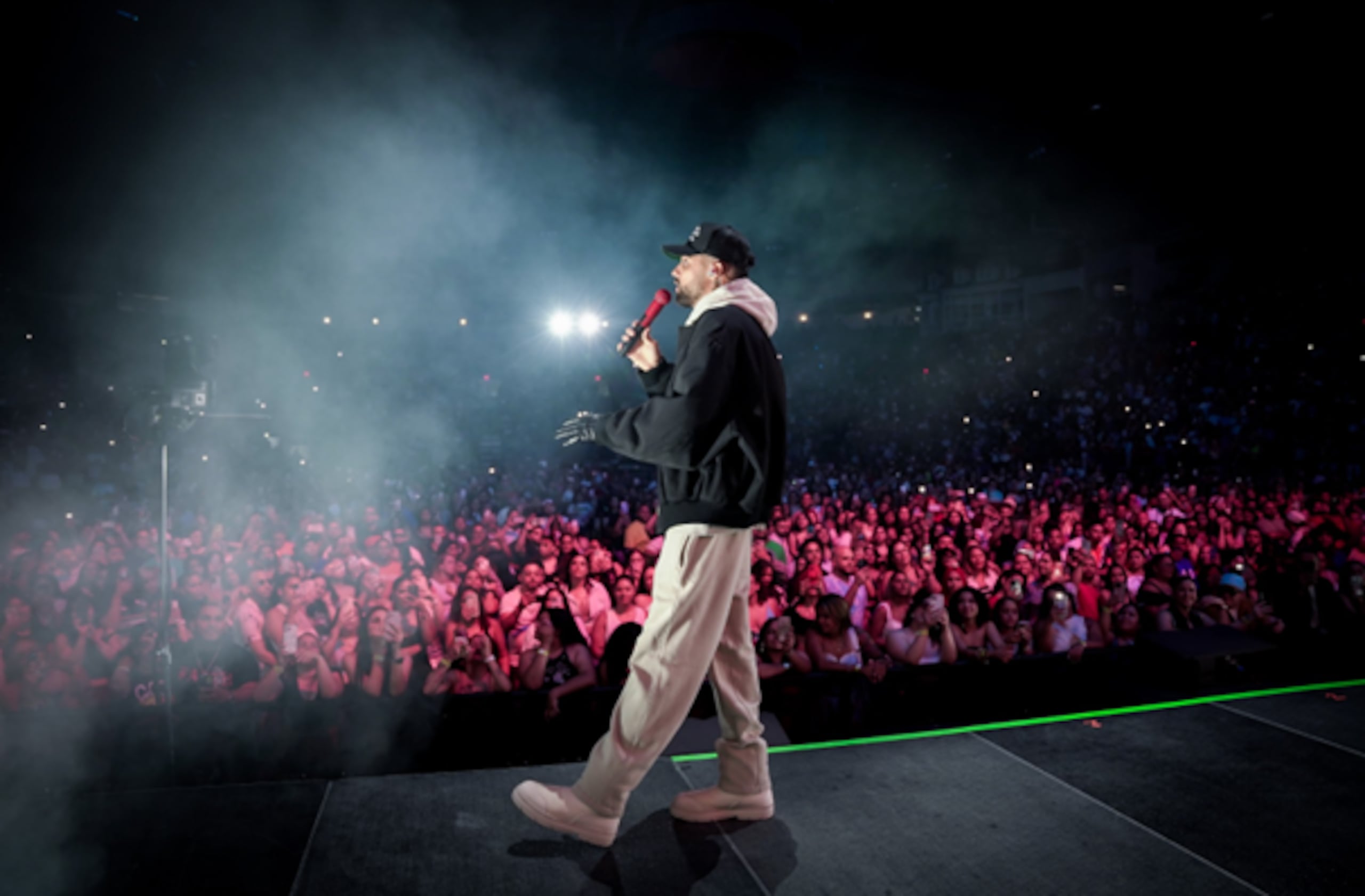 El artista se caracteriza por un estilo musical versátil que combina reguetón, trap y R&B.