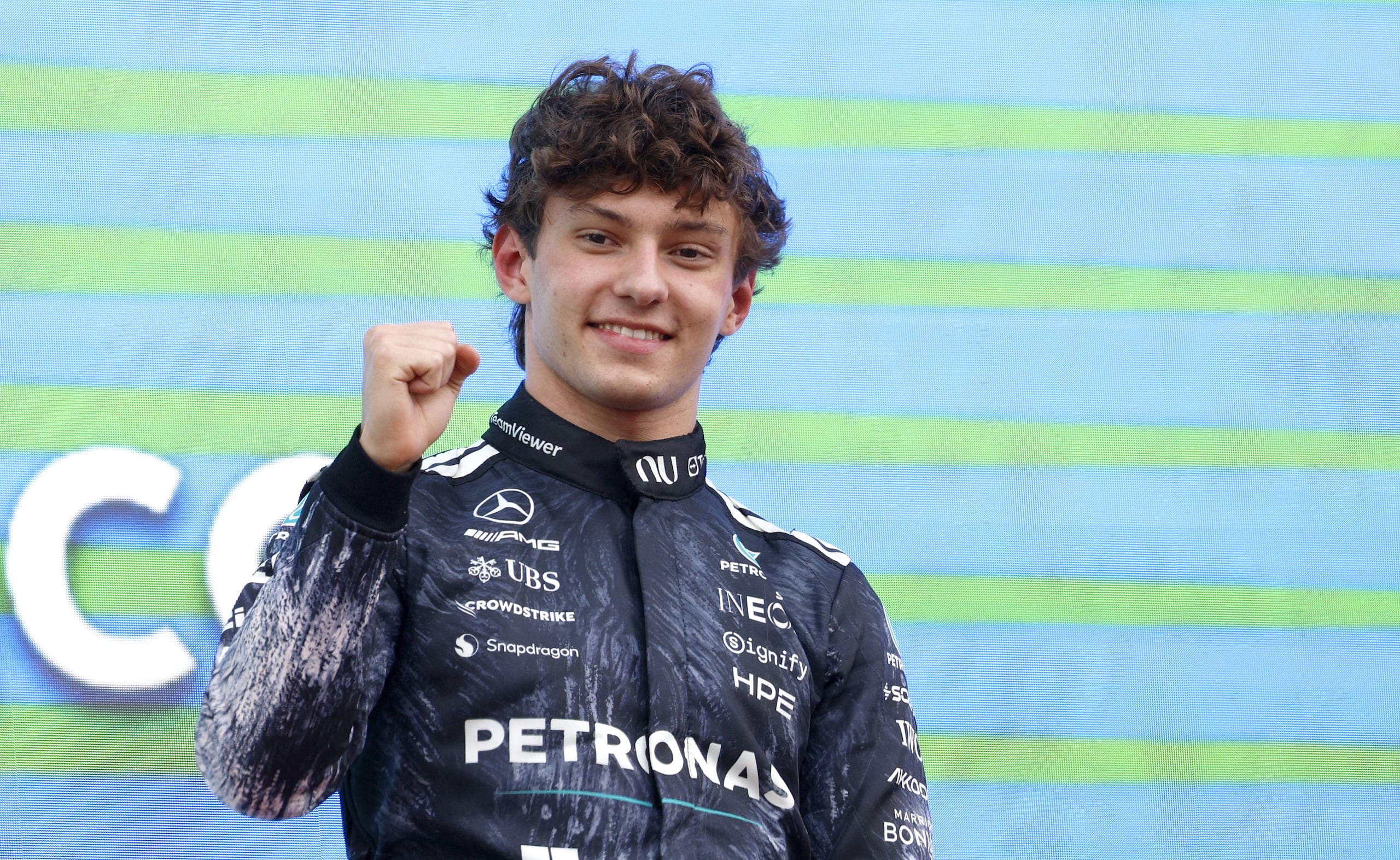 El piloto italiano de Mercedes Andrea Kimi Antonelli celebra en el podio tras ganar el Gran Premio de Fórmula 1 de Japón en el circuito de Suzuka International Racing Course.