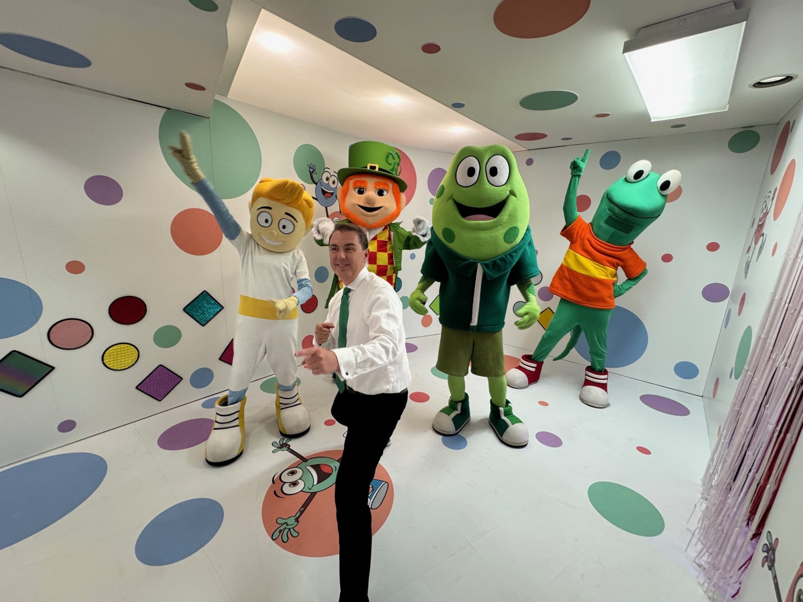 La experiencia multisensorial está diseñada para estimular el desarrollo cognitivo, emocional y motor a través del arte del movimiento y la música.