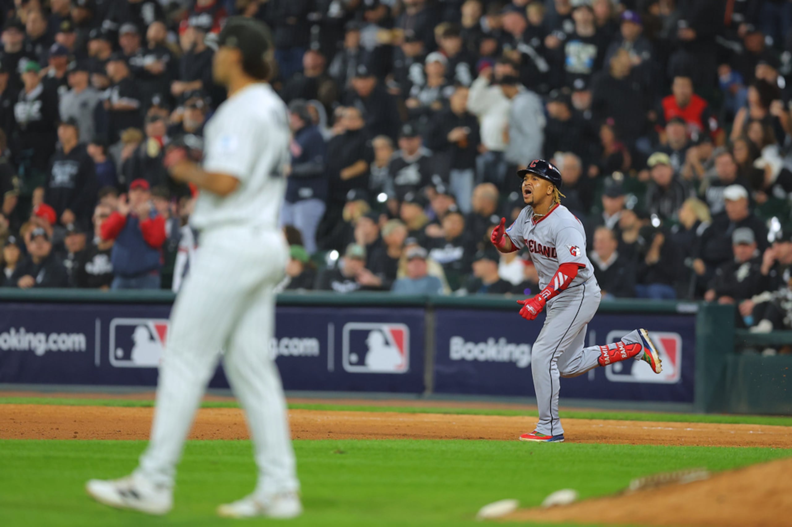 El dominicano José Ramírez, de los Guardianes de Cleveland, festeja su jonrón de dos carreras en el cuarto juego de la serie divisional de la Liga Americana ante los Medias Blancas de Chicago, el 8 de octubre de 2026.