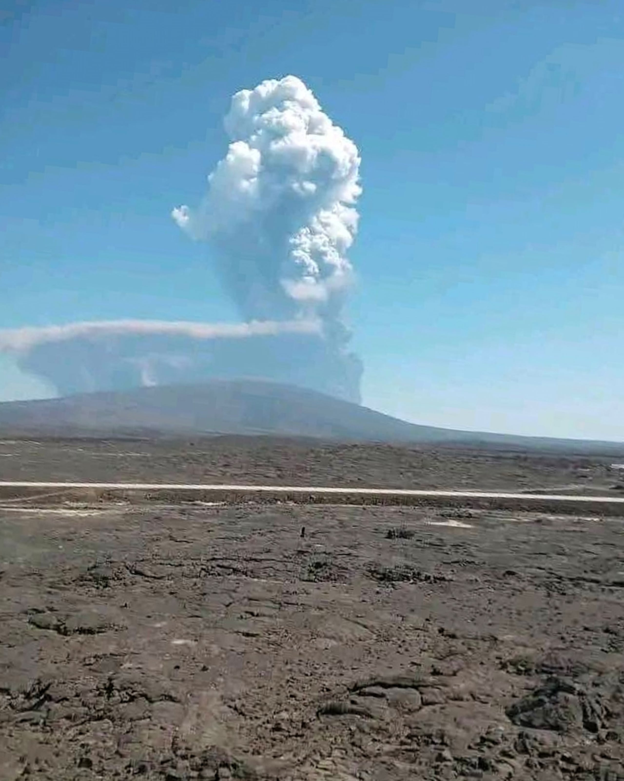 En esta foto publicada por la Oficina de Comunicación del Gobierno de Afar, ceniza se eleva por la erupción del volcán Hayli Gubbi, largamente inactivo, en la región de Afar, Etiopía, el 23 de noviembre.