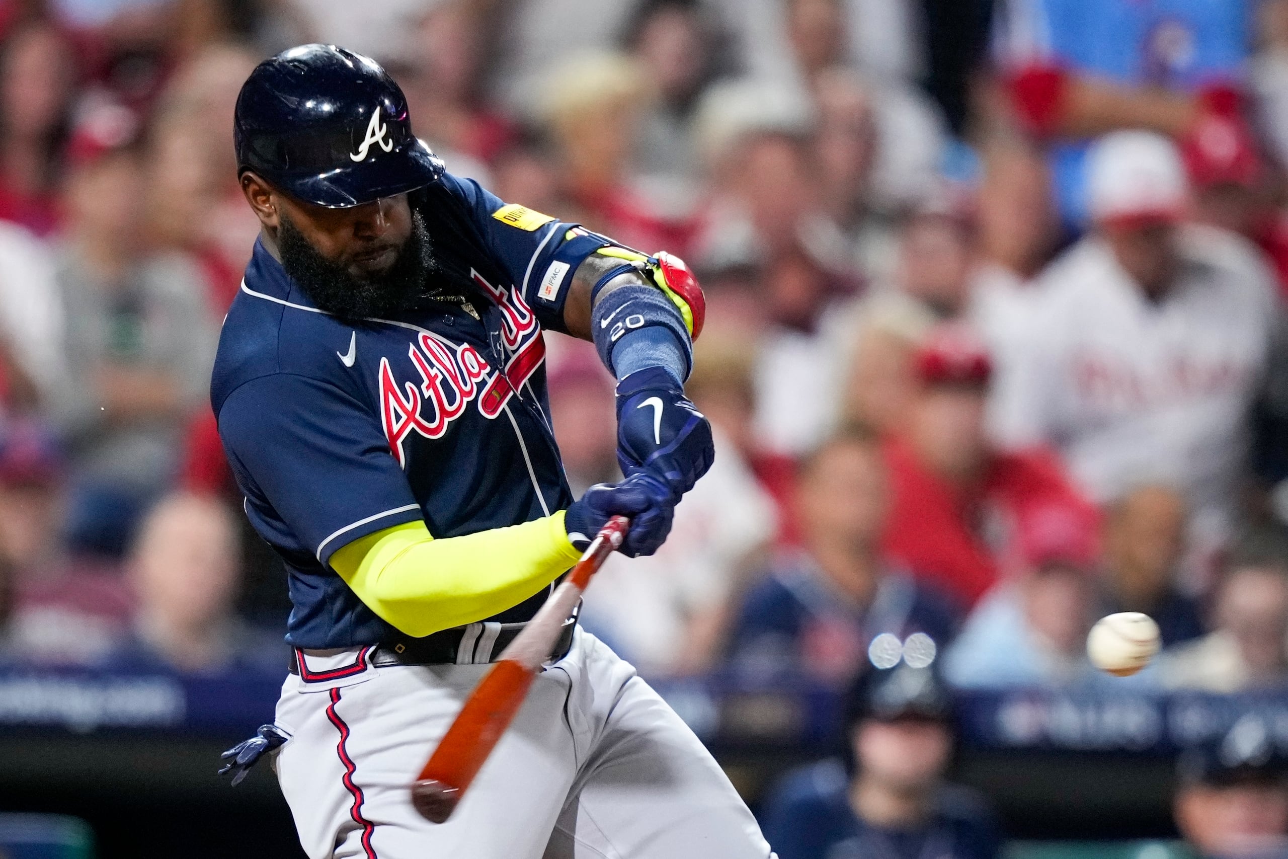 El dominicano Marcell Ozuna de los Braves de Atlanta batea un sencillo en la sexta entrada del juego 3 de a Serie Divisional ante los Phillies durante un partido de la temporada del 2023.