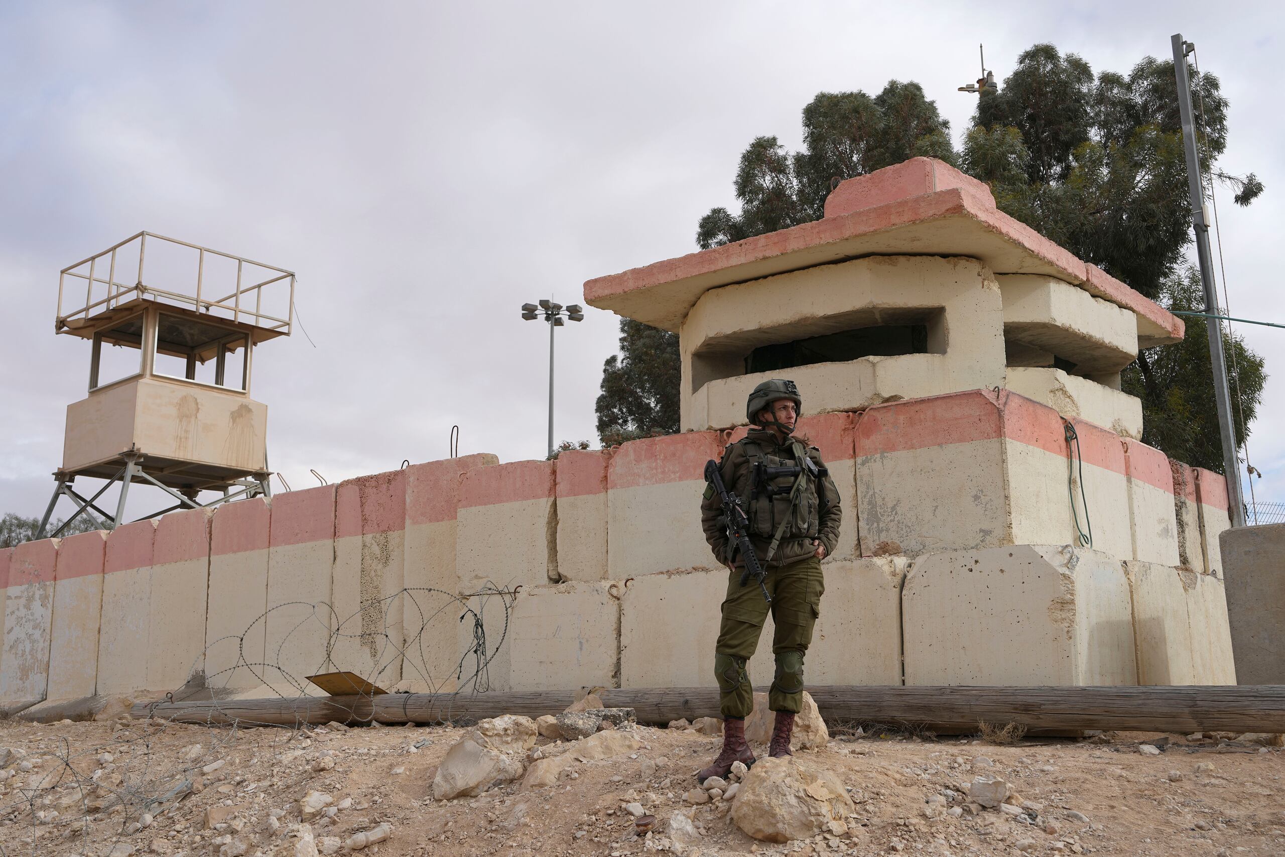 Familiares de los hermanos Borak Alagha, de 18 años, y Hashem Alagha, de 20, dijeron que los soldados israelíes irrumpieron en la vivienda familiar en al-Muwasi, cerca de la ciudad sureña de Jan Yunis, el jueves alrededor de las 5, hora local.