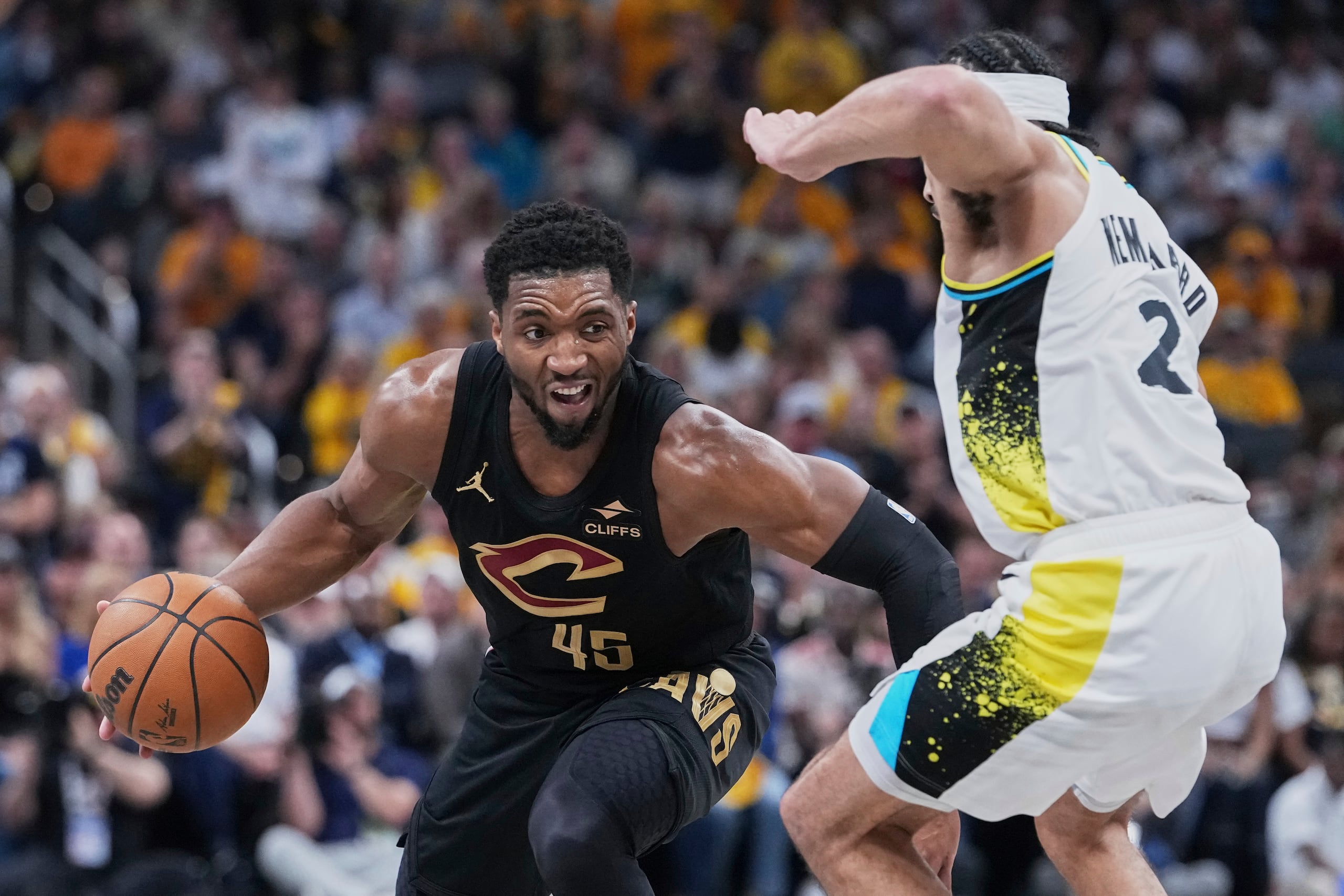 Donovan Mitchell (45), de los Cavaliers de Cleveland, penetra hacia la canasta ante Andrew Nembhard (2) de los Pacers de Indiana en los playoffs de la NBA.