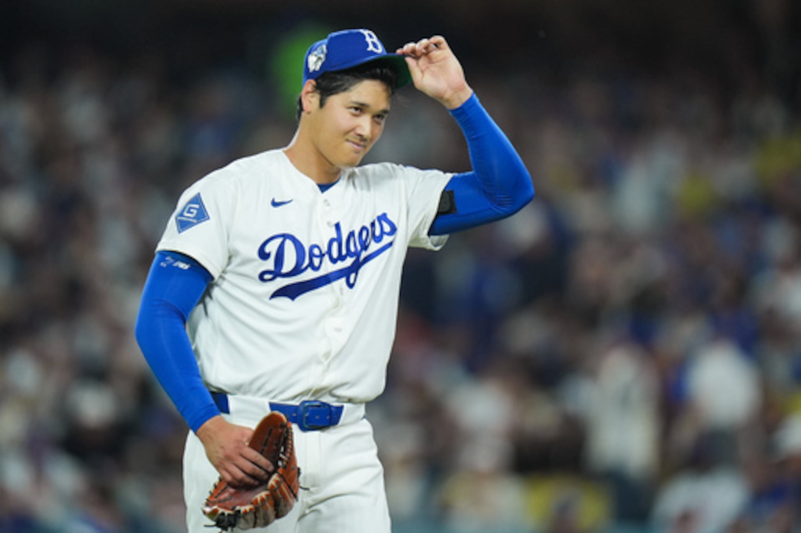 El lanzador inicial de los Dodgers de Los Ángeles, Shohei Ohtani, se ajusta el sombrero mientras camina fuera del campo después de la tercera entrada de un partido de béisbol contra los Mets de Nueva York el miércoles 15 de abril de 2026, en Los Ángeles. (AP Photo/Jae C. Hong)