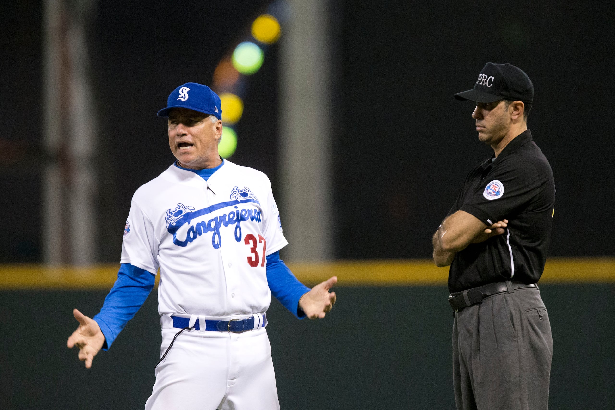 Carlos Lezcano protesta una jugada donde Jack Lopez fue sacado de out en primera en la Liga de Béisbol Profesional Roberto Clemente.