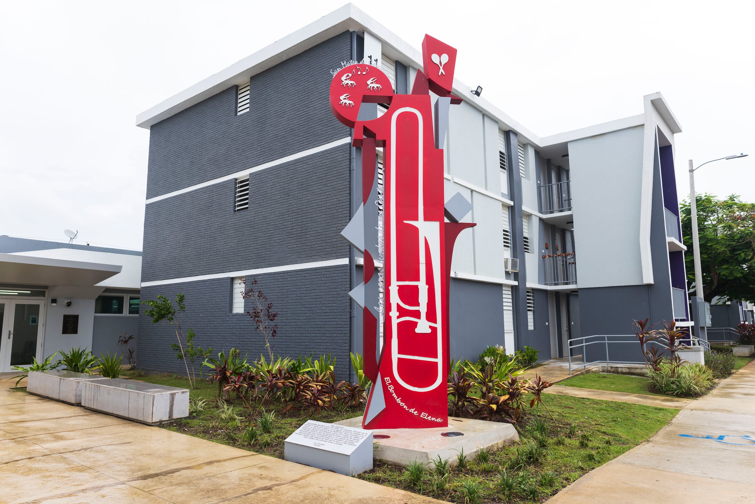 Inauguración del renovado complejo de vivienda asequible Mirador Las Casas, en Santurce. En la imagen, la escultura de Luis Torruella que da la bienvenida a la comunidad.