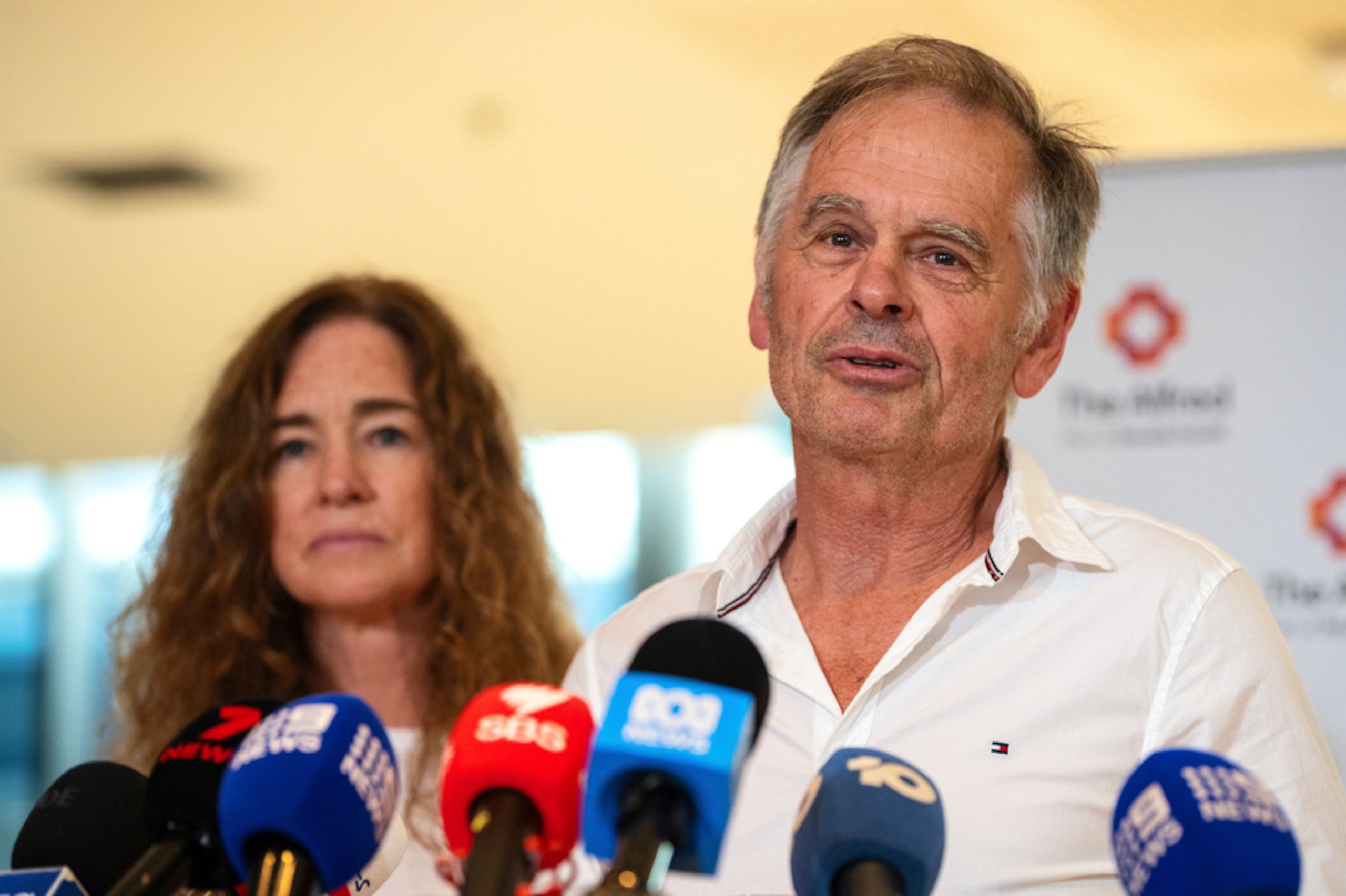Phil Haines, esposo de la parlamentaria independiente Helen Haines, habla a los medios en El hospital Alfred en Melbourne, Australia, este miércoles.