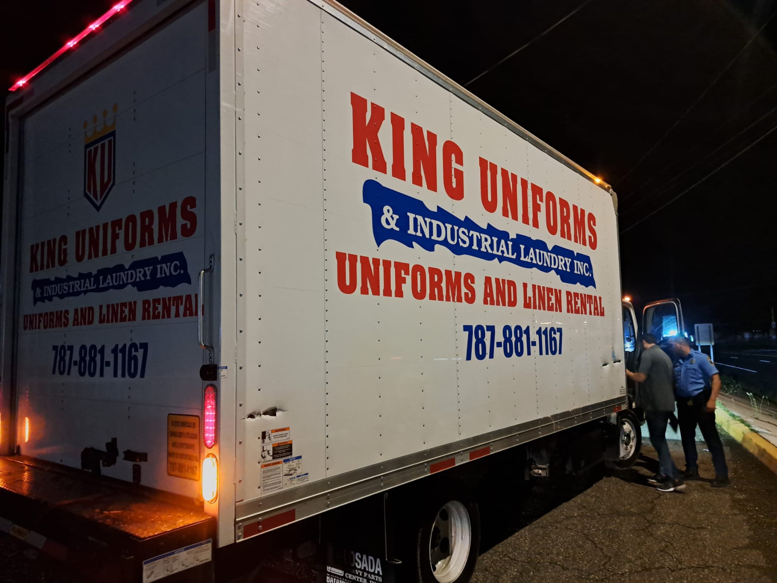 Los camiones robados y luego recuperados, de la compañía King Uniforms en Arecibo, fueron descritos como marca Isuzu modelo NRR, color blanco, con la tablilla H104432 del año 2024 y del año 2022.