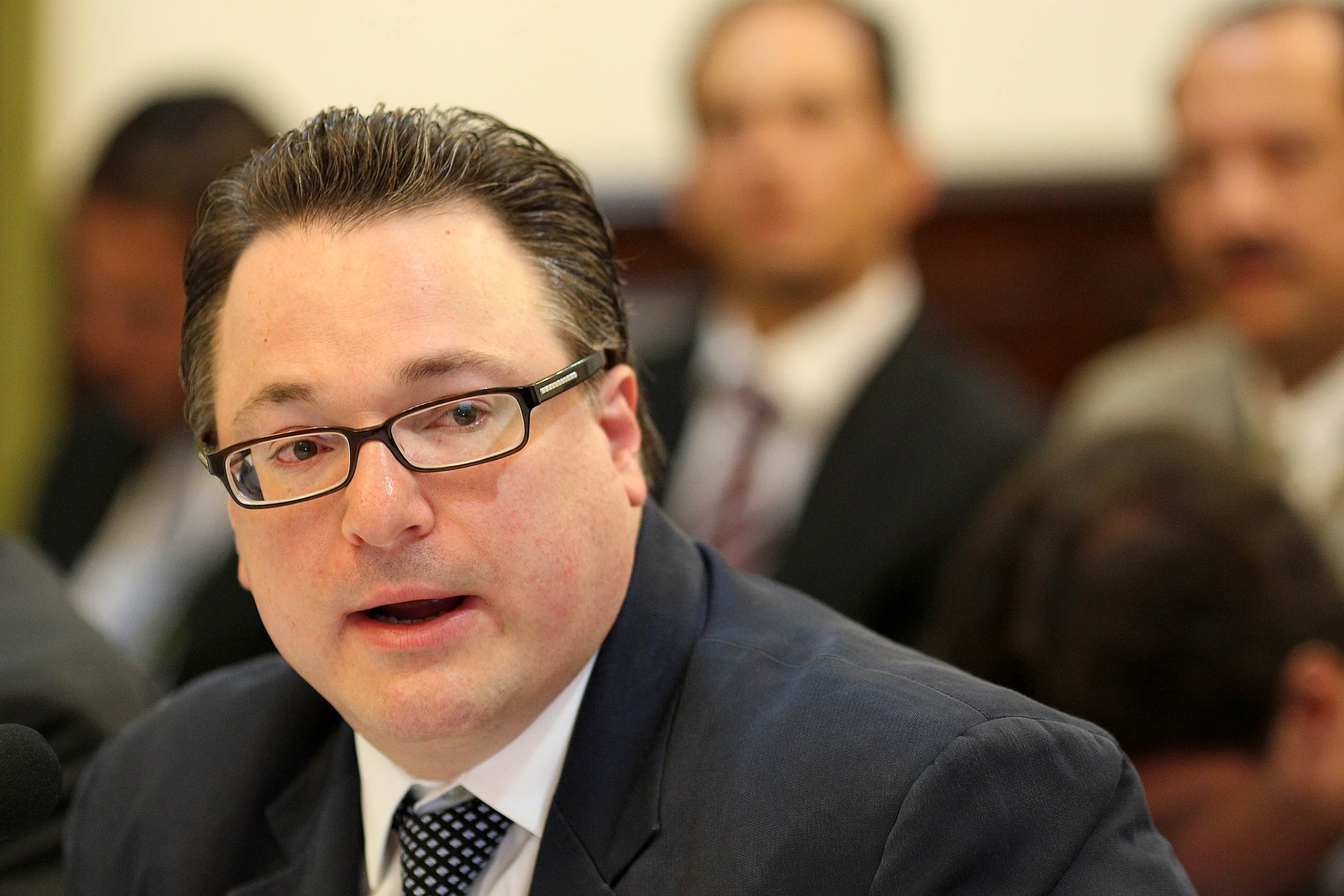 El nuevo Oficial de Revitalización y Recuperación ante la Junta de Supervisión Fiscal, José Pérez Riera fue señalado por los Servidores Públicos Populares como "el creador de las Leyes 20 y 22", bajo la administración de Luis Fortuño.