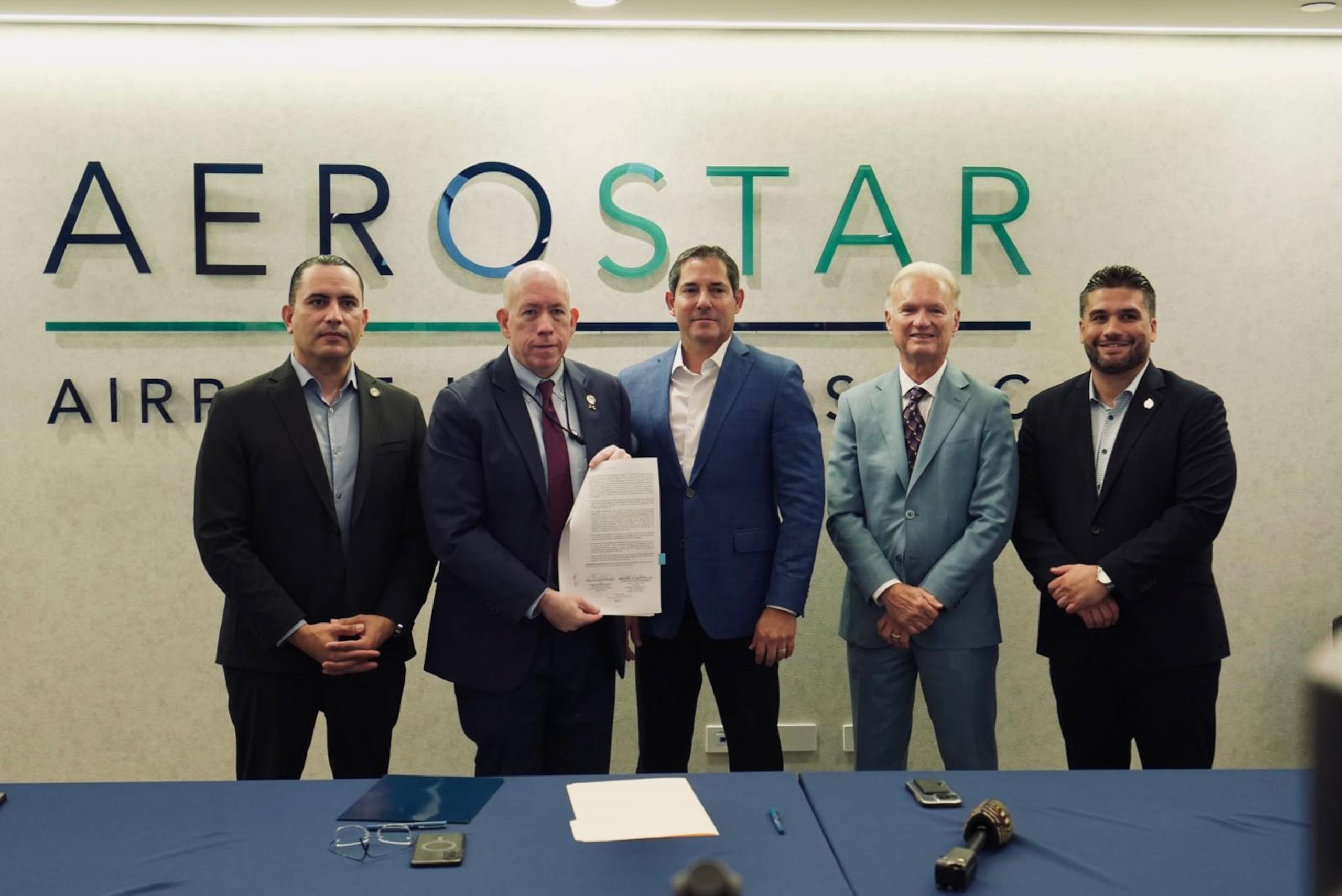 De izquierda a derecha: el comisionado del Negociado de Emergencias Médicas, Abner Gómez Cortés; el secretario del DSP, el general Arturo Garffer; el presidente de Aerostar, Jorge Hernández; el alcalde de Bayamón, Ramón Luis Rivera Cruz; y el director de la Autoridad de los Puertos, Norberto Negrón Díaz.