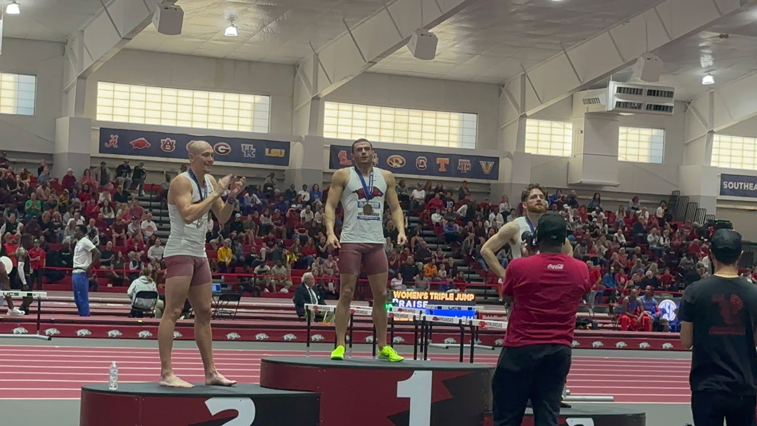 El hatillano Yariel Soto se para a lo alto de podio en el Campeonato SEC del atletismo de la NCAA.