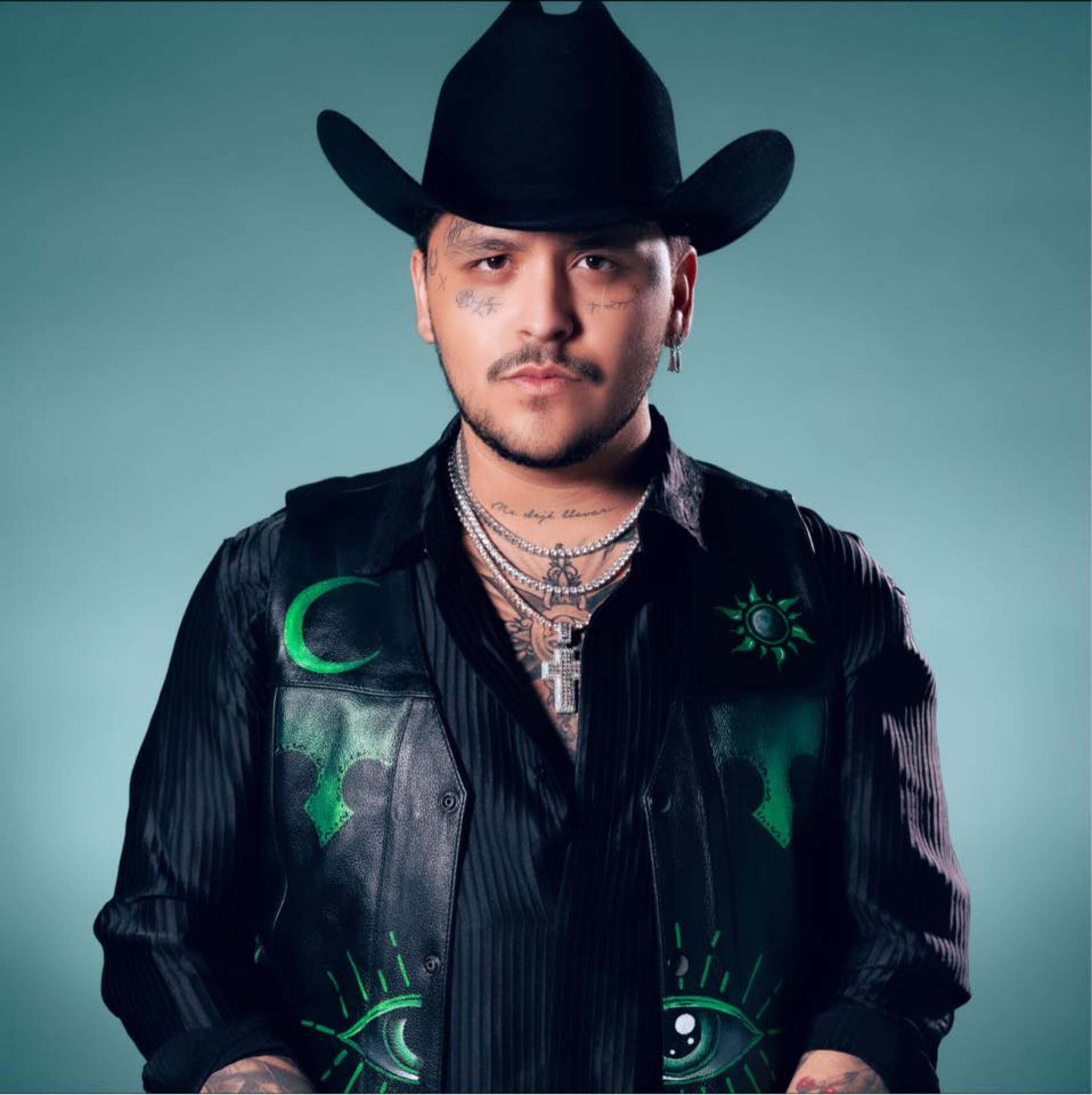 Christian Nodal es cantante de música regional mexicana.