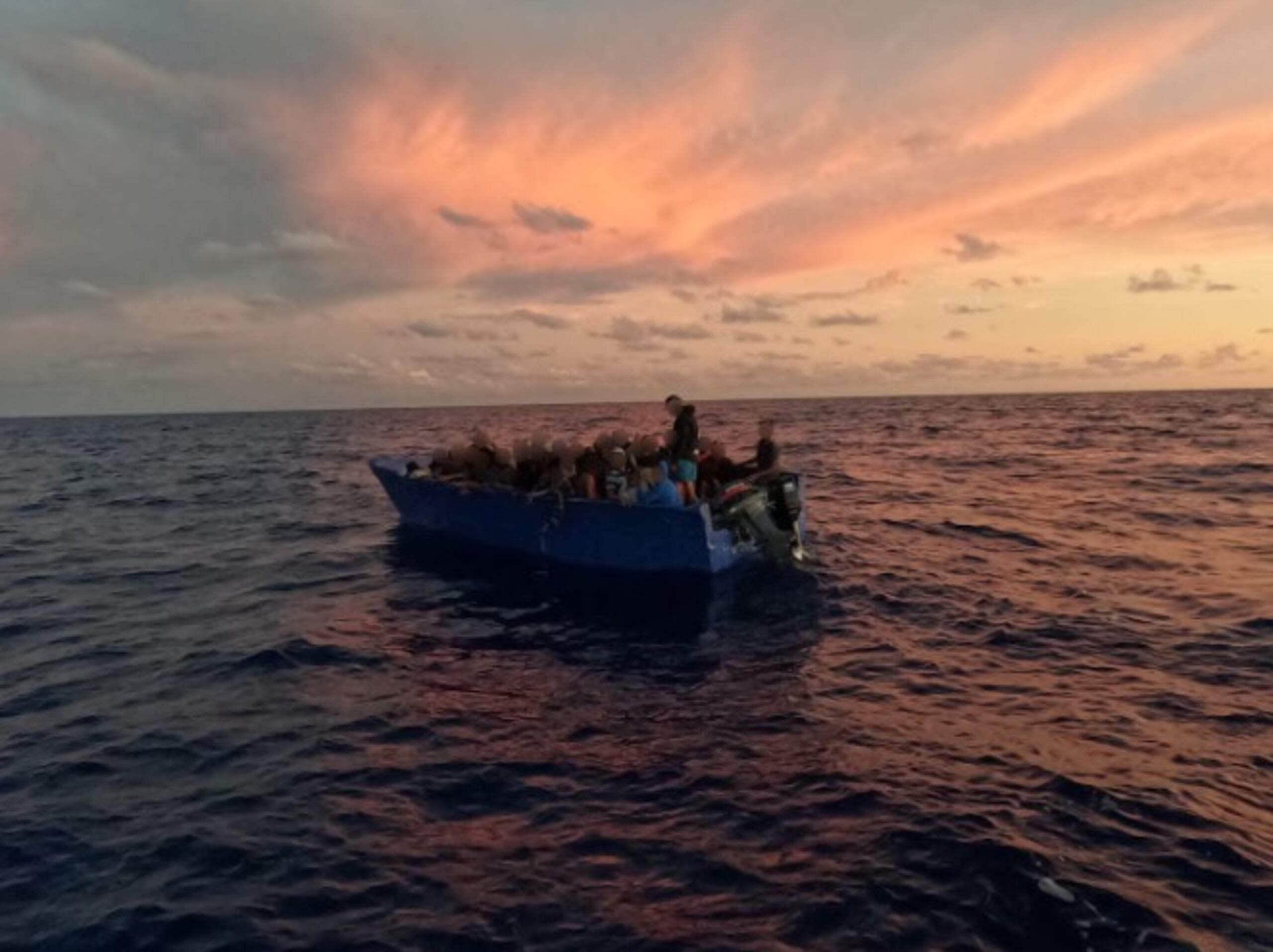 A bordo de la embarcación viajaban 42 hombres y siete mujeres que dijeron ser nacionales de la República Dominicana, siete hombres y una mujer que afirmaron ser nacionales de Haití y un hombre que dijo ser nacional de Venezuela.