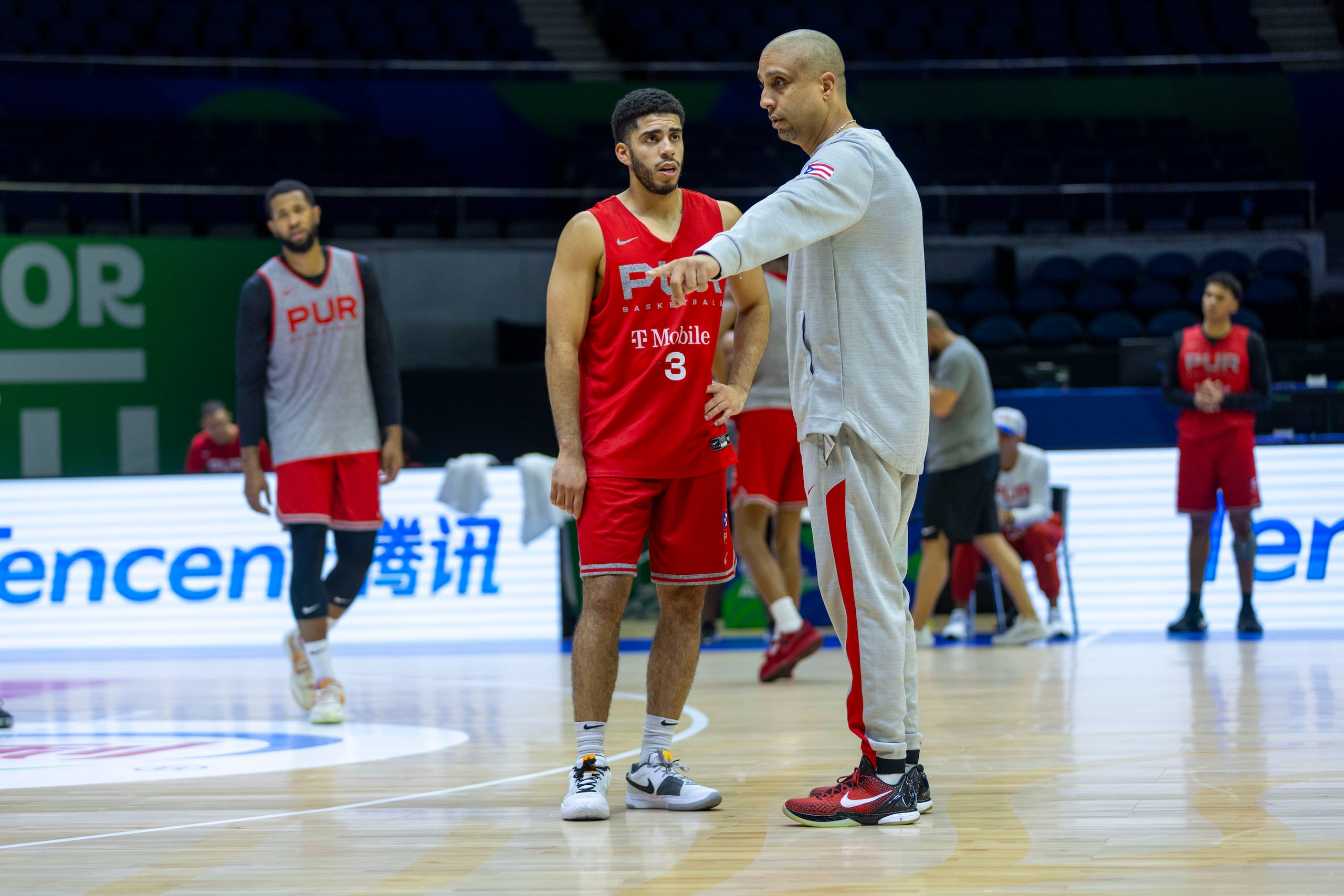 Nelson Colón, aquí impartiendo una instrucción al armador Jordan Howard, contó que tras cada revés sufrido en los fogueos, el seleccionado redobló entrega para superar las áreas que necesitaban mejorar y nunca se destruyó el ánimo de seguir entrenando para mejorar.