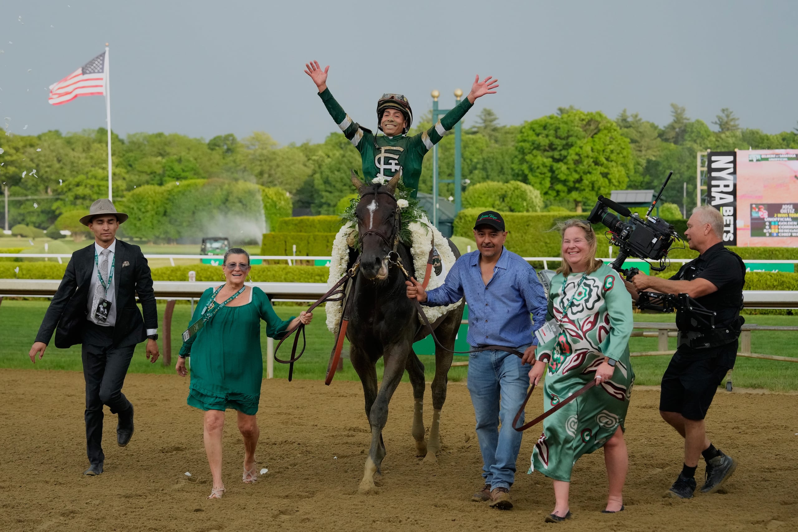 El jinete José Ortiz celebra a lomos de Golden Tempo mientras son conducidos al círculo de ganadores tras vencer en la 158.ª edición de la carrera de caballos Belmont Stakes, el sábado 6 de junio de 2026, en Saratoga Springs, Nueva York. (Foto AP/Yuki Iwamura)
