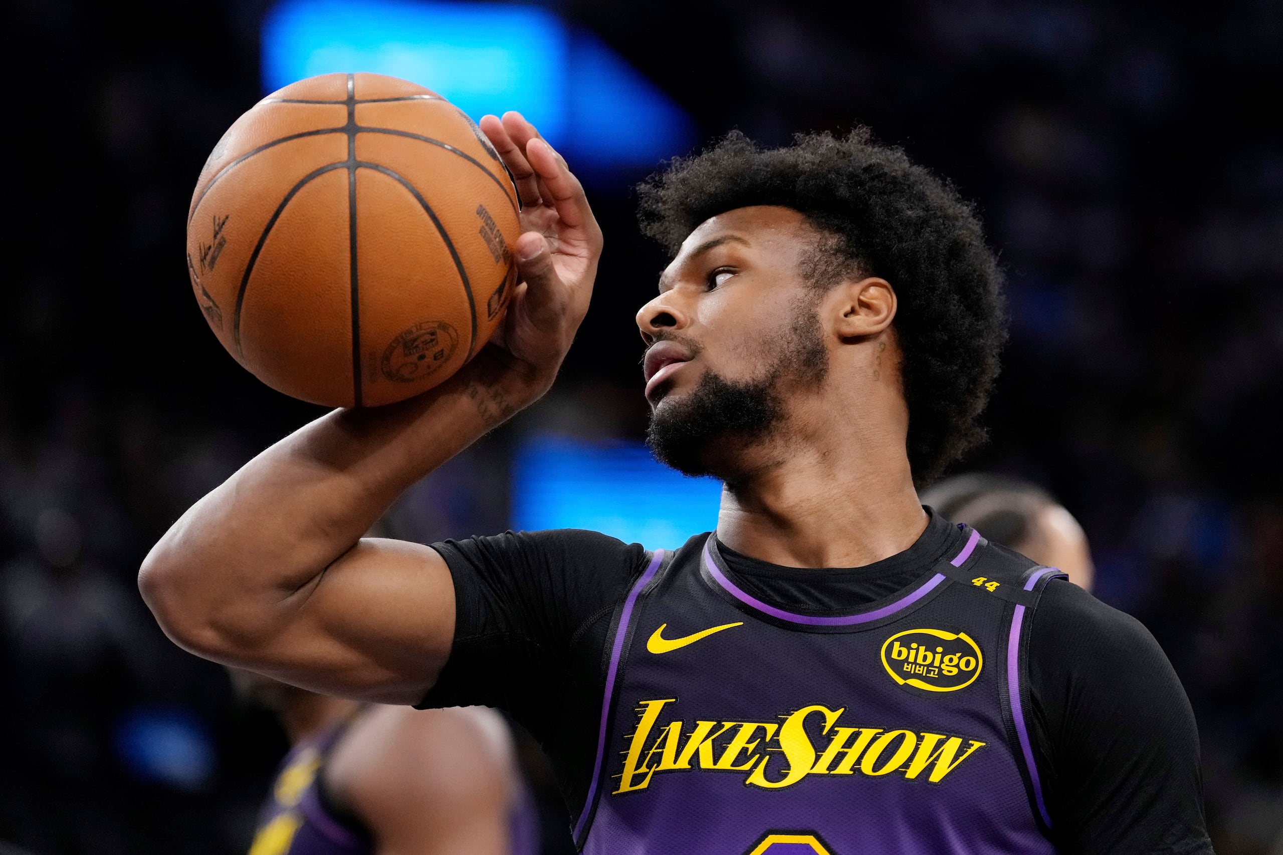 Bronny James, de los Lakers de Los Ángeles, sujeta un balón en un partido ante los Clippers de la misma ciudad, el domingo 19 de enero de 2025.