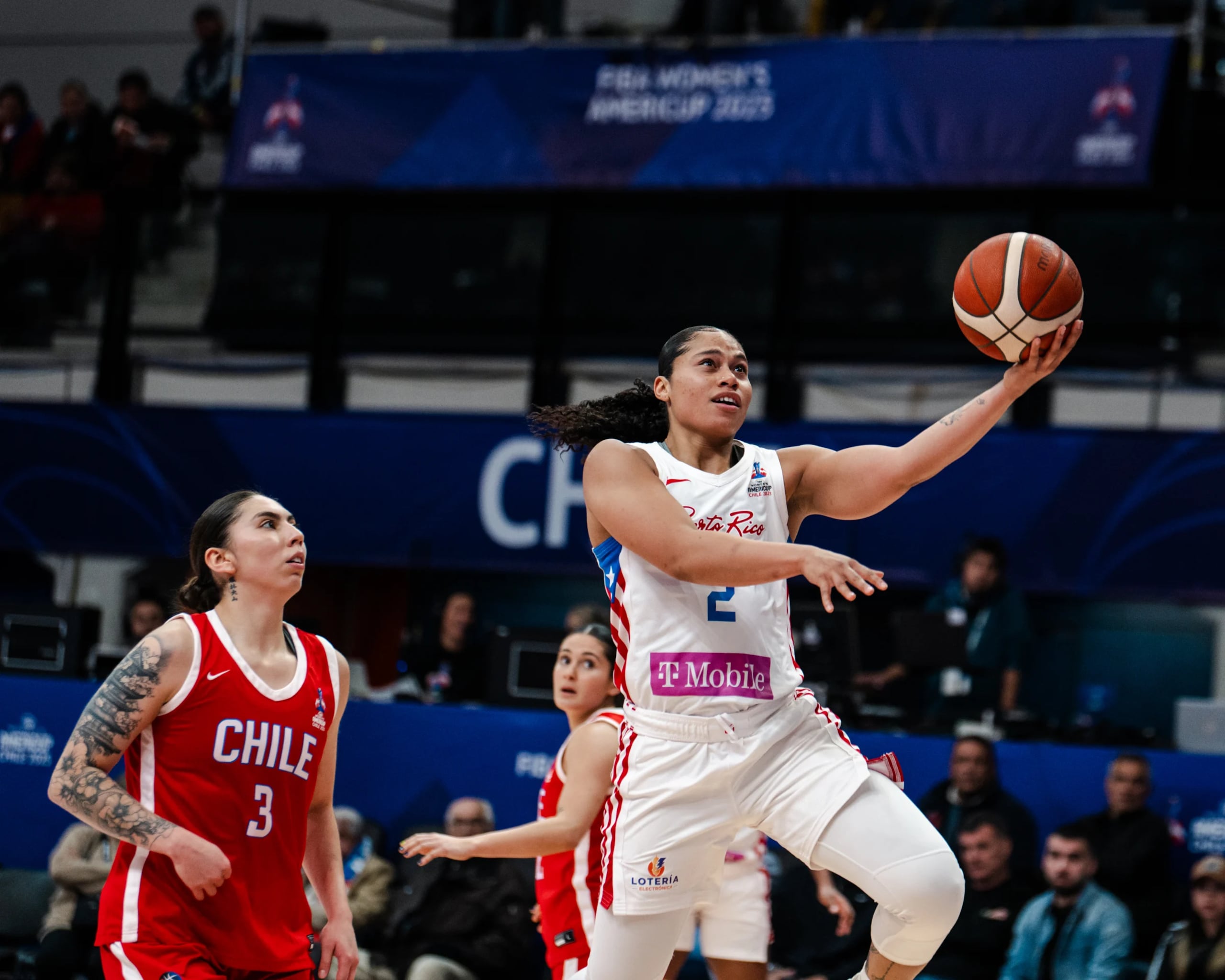 Brianna Jones camino a encestar frente a las chilenas.
