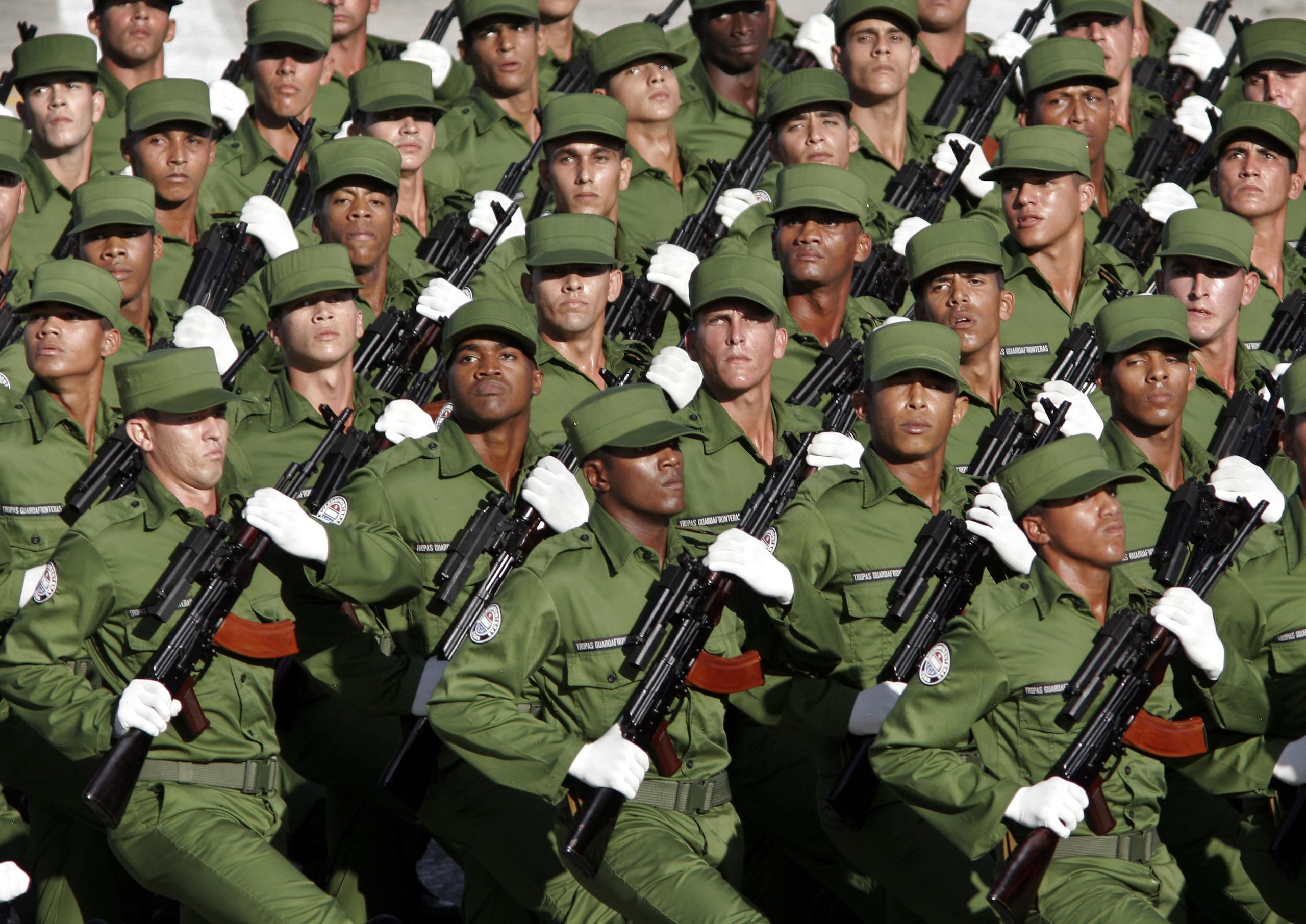 Miembros de las fuerzas especiales del ejército cubano en una parada militar en la Plaza de la Revolución en La Habana, el 2 de diciembre de 2006, con motivo del 50 aniversario del regreso de Fidel Castro de su exilio en México, a bordo del barco Granma.