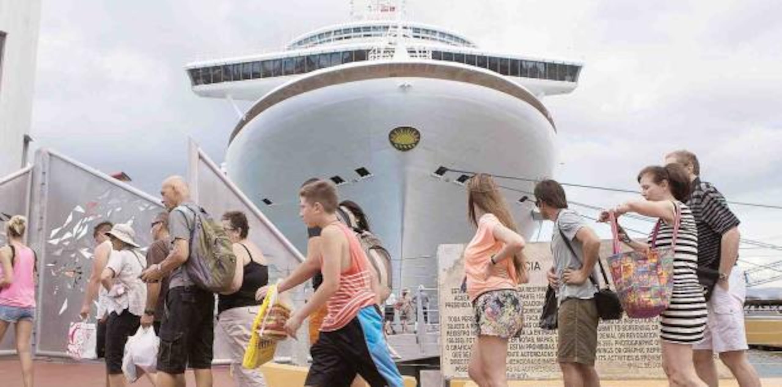 Se informó que en el día de ayer que aprobamos una solicitud de Royal Carribbean International para atracar por lo menos una vez más al mes con su embarcación Empress of The Seas. (archivo)