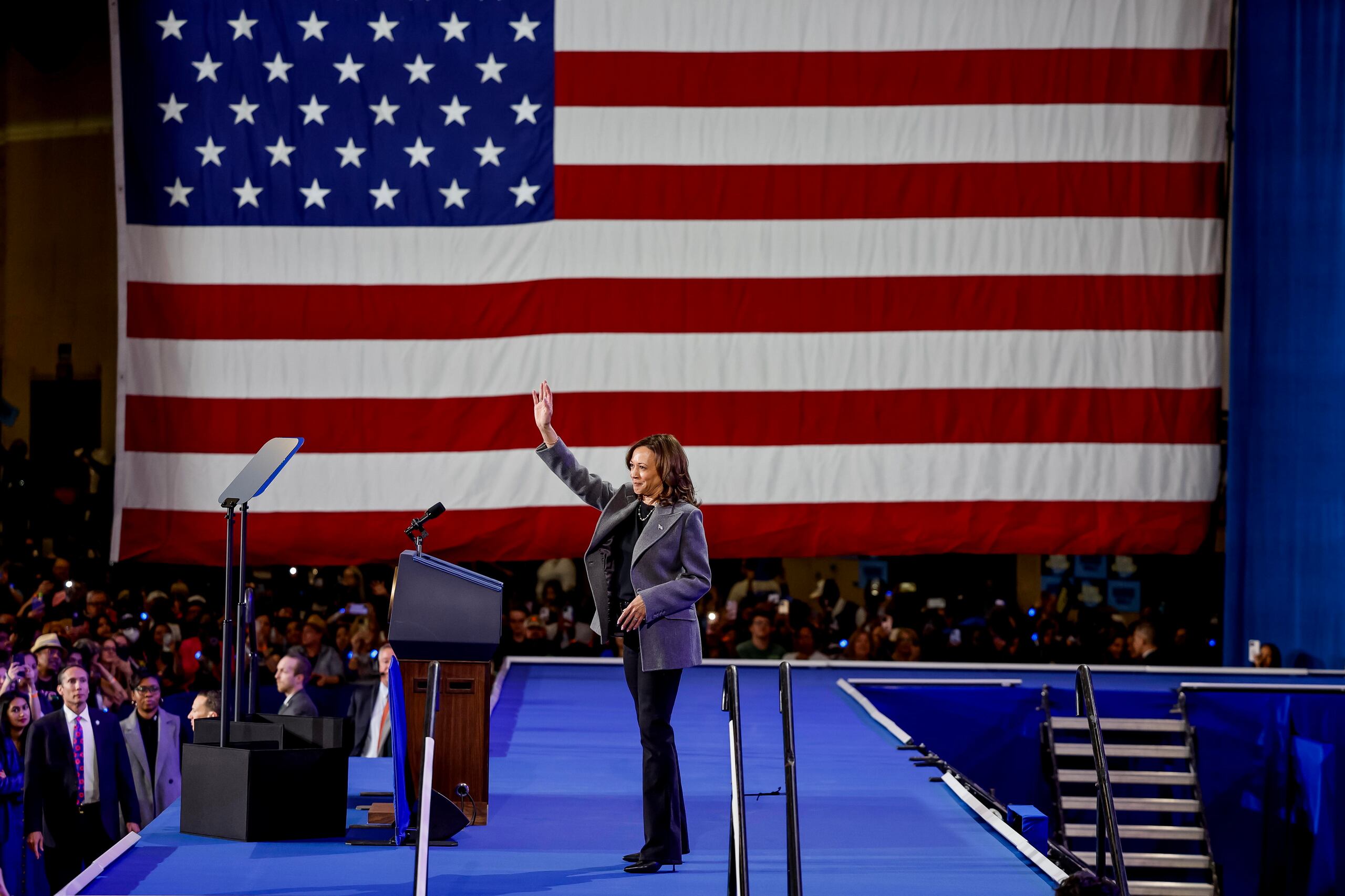 La vicepresidenta estadounidense y candidata presidencial demócrata, Kamala Harris, participa en un mitin de campaña en el Anfiteatro Lakewood en Atlanta, Georgia, el 19 de octubre de 2024. (EFE/ERIK S. MENOR)