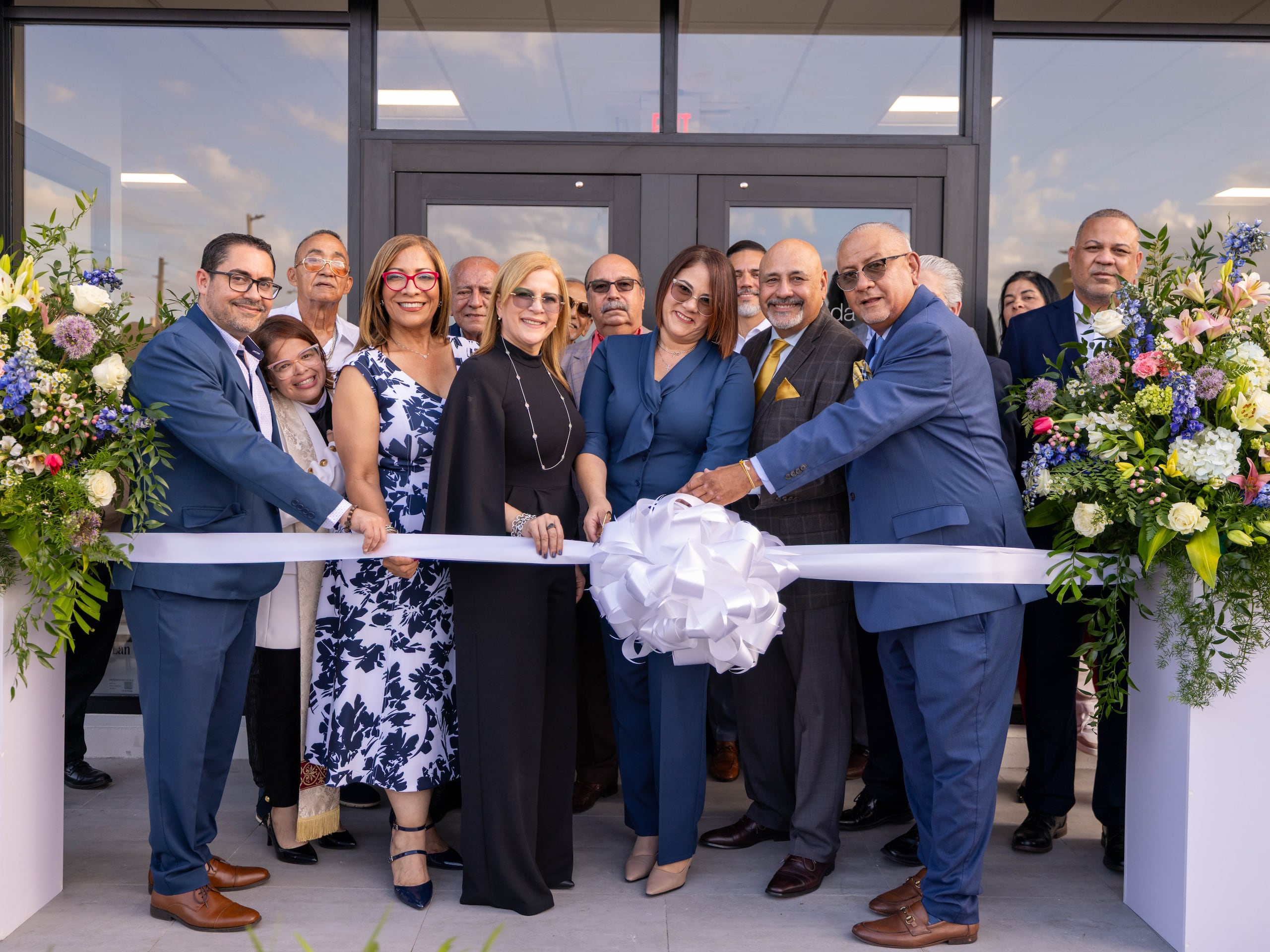 Miembros de Coop Manatí, del Movimiento Cooperativo e invitados especiales participaron en el corte de cinta.