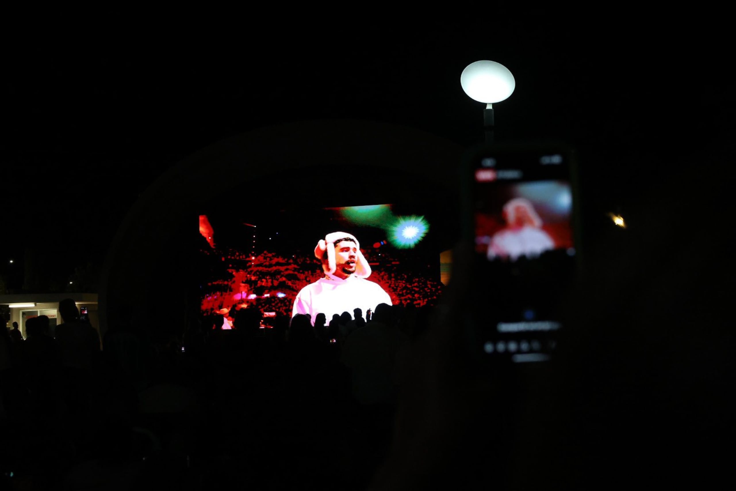 A pesar que el evento se transmitió gratuitamente por la plataforma de streaming Prime de Amazon, cientos de personas se dieron cita en plazas de recreo para disfrutar del espectáculo.