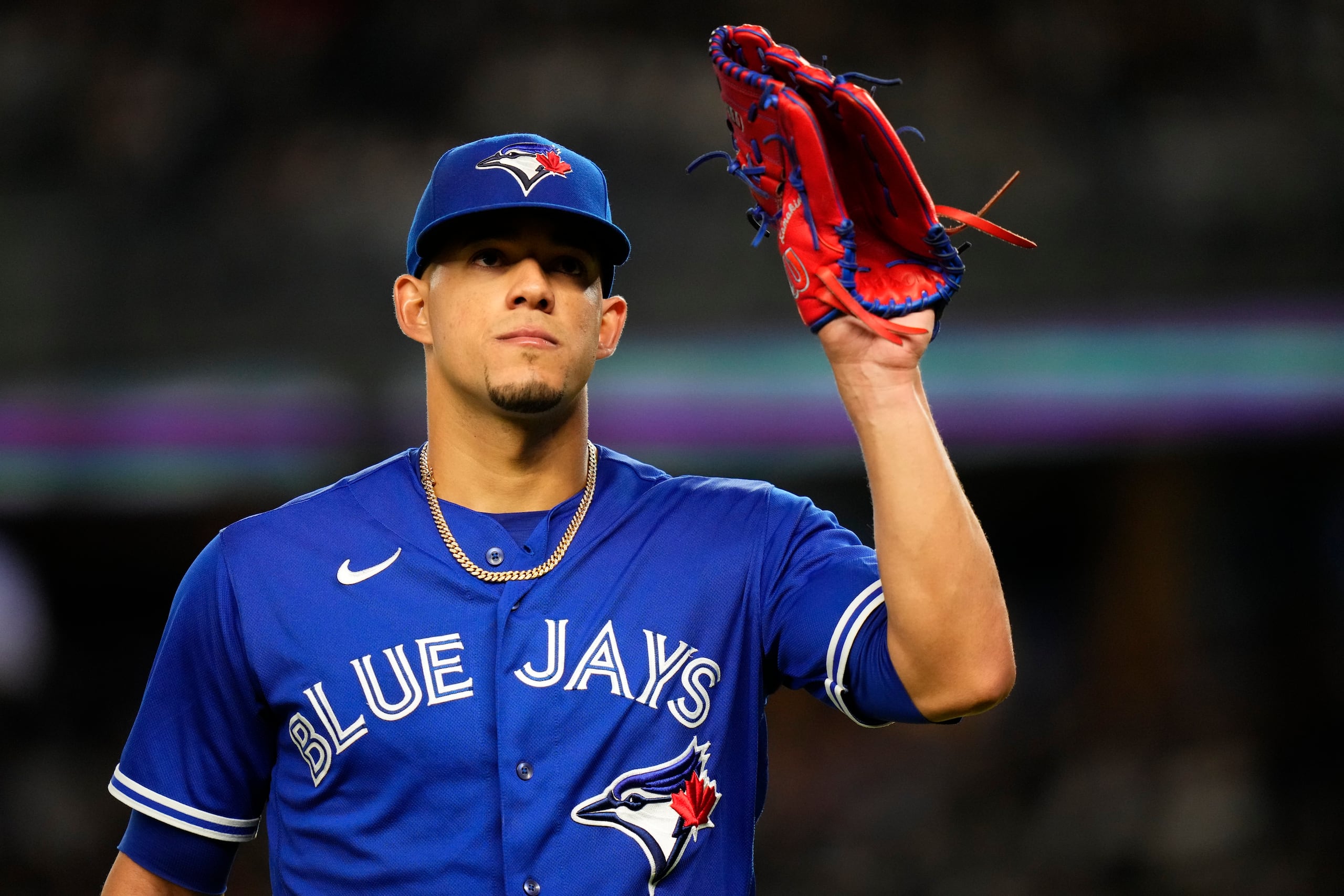 El abridos boricua de los Blue Jays de Toronto, José Berríos, se despide de los fanáticos en la sexta entrada ante los Yankees de Nueva York.