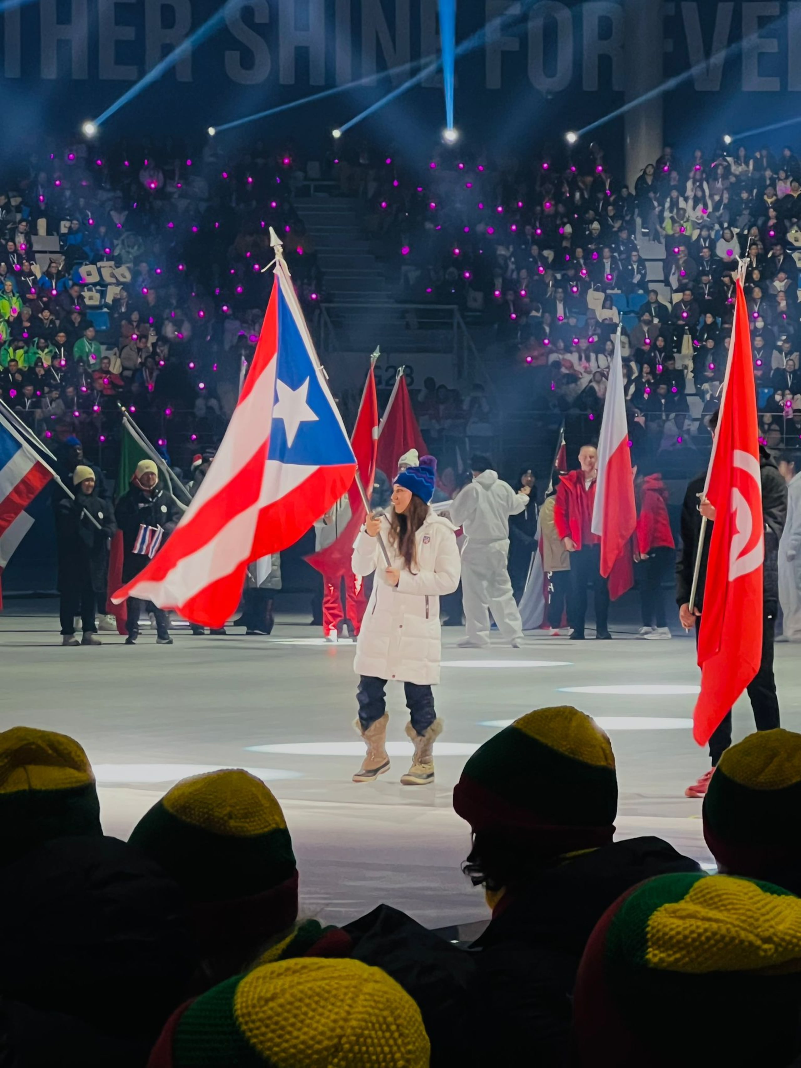 La atleta Isabel Aponte porta La Monoestrellada en la inauguración de los Juegos Ganfwon 2024 en Corea del Sur.