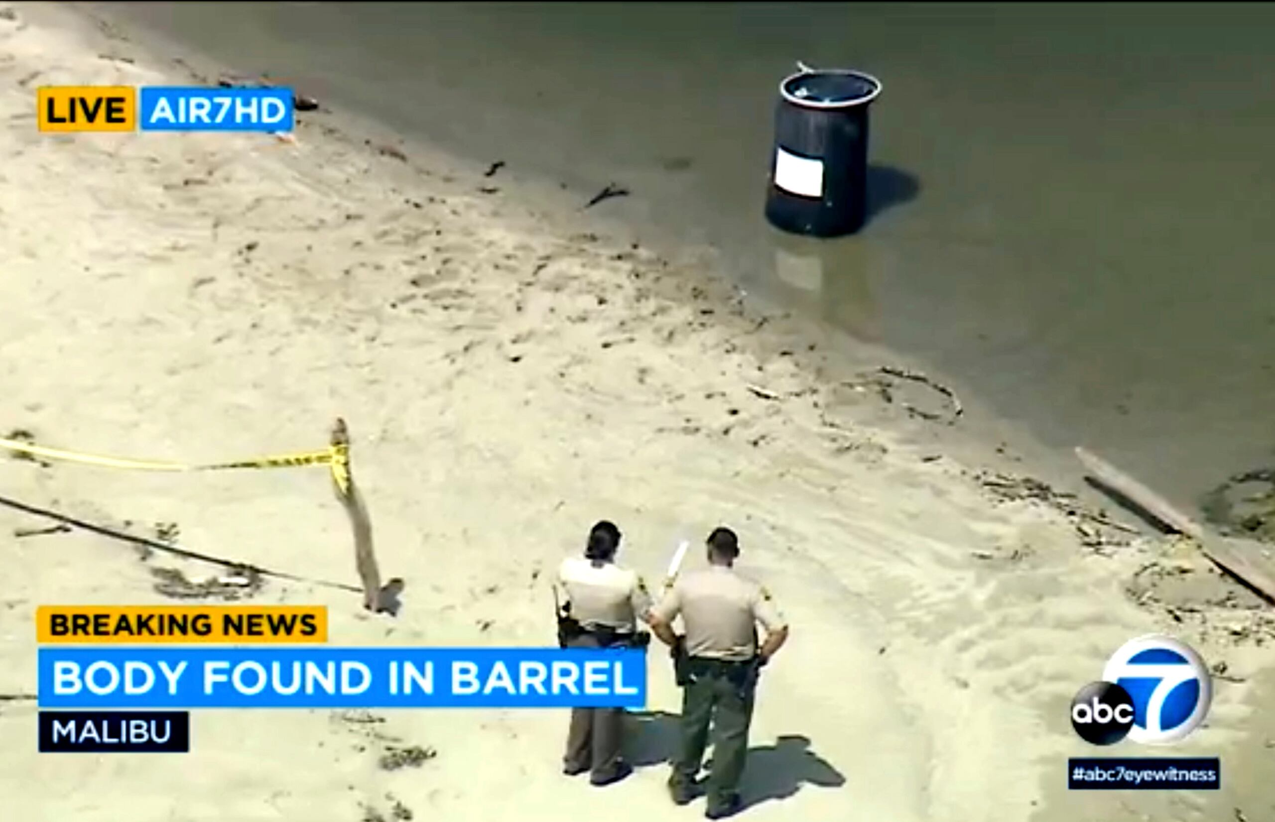 Esta imagen tomada de un video y proporcionada por el canal KABC-7 TV muestra a policías observando un barril con un cadáver en su interior, en Malibu Lagoon, el 31 de julio de 2023. (KABC-7 vía AP, archivo)