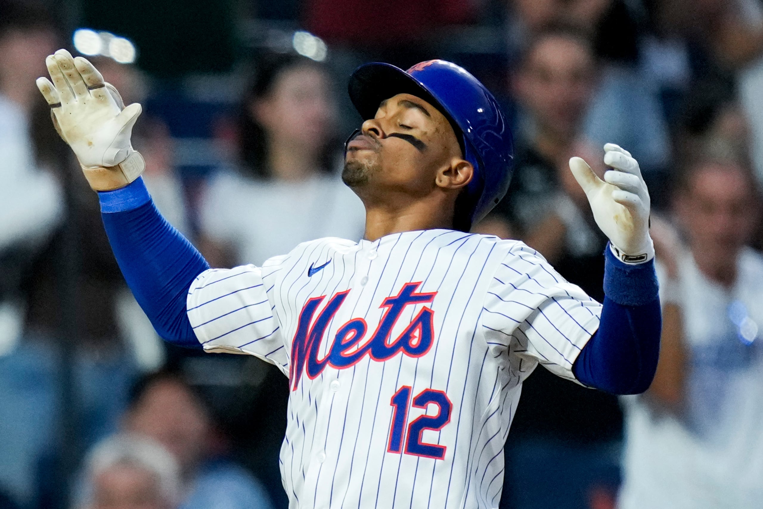 Francisco Lindor, de los Mets de Nueva York, festeja tras conectar un cuadrangular frente a los Athletics de Oakland.