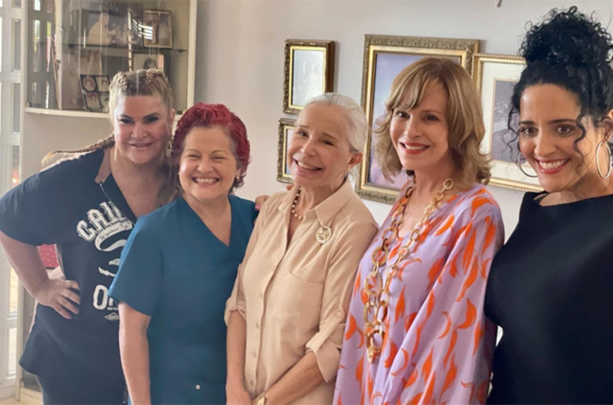 Liliana Molina junto a varias actrices, entre ellas Magaly Carrasquillo, Johanna Rosaly y Cristina Soler