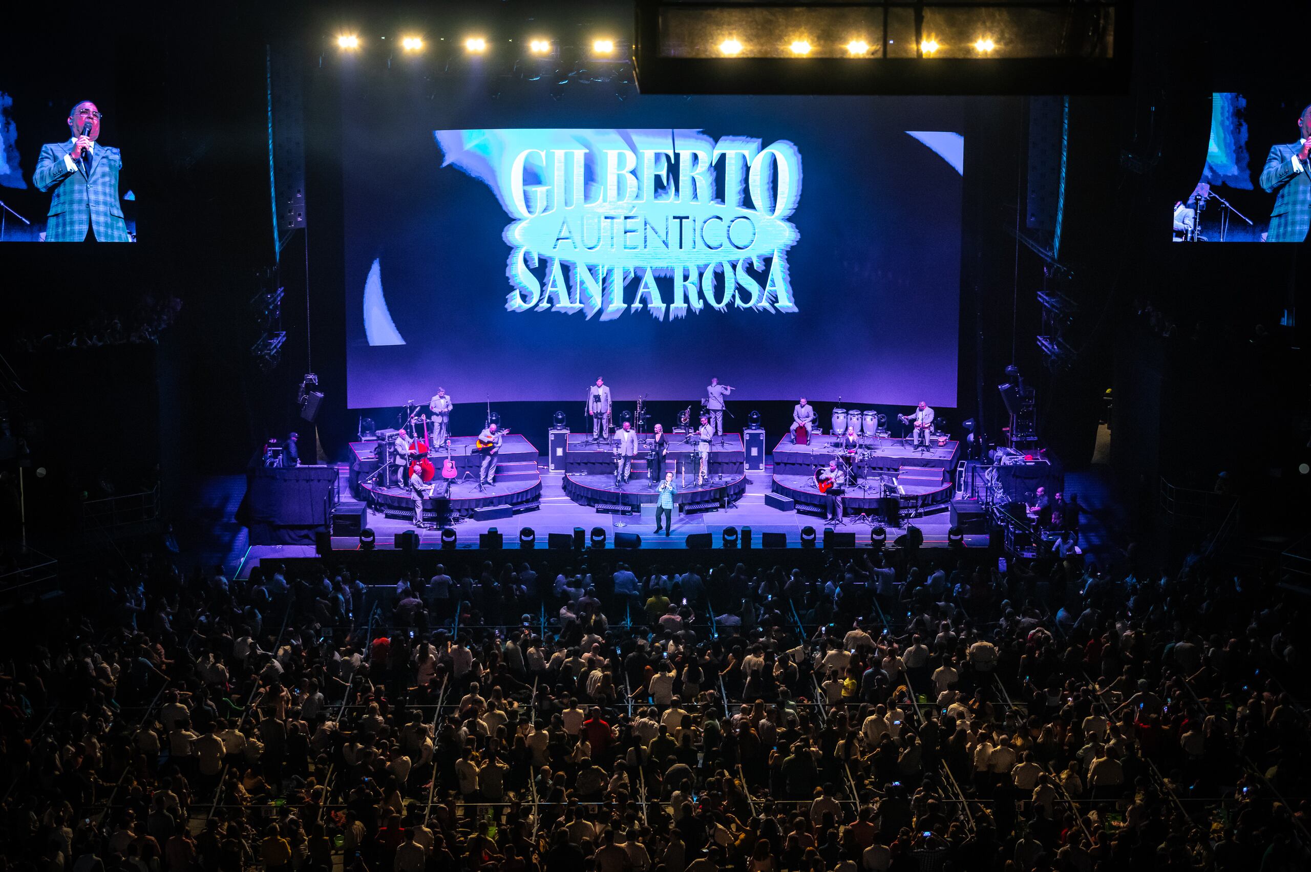 El cantante presentó sus éxitos en un balanceado repertorio de temas de salsa y boleros.