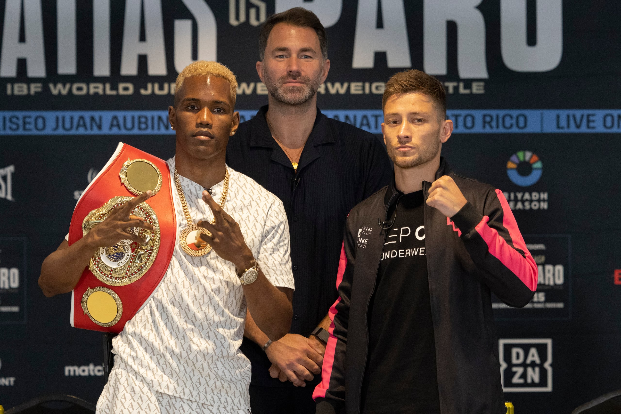 Subriel Matías y Liam Paro posan al finalizar la conferencia de prensa del cartel. Entre ellos, Eddie Hearns, promotor del cartel y presidente de Matchroom Boxing.