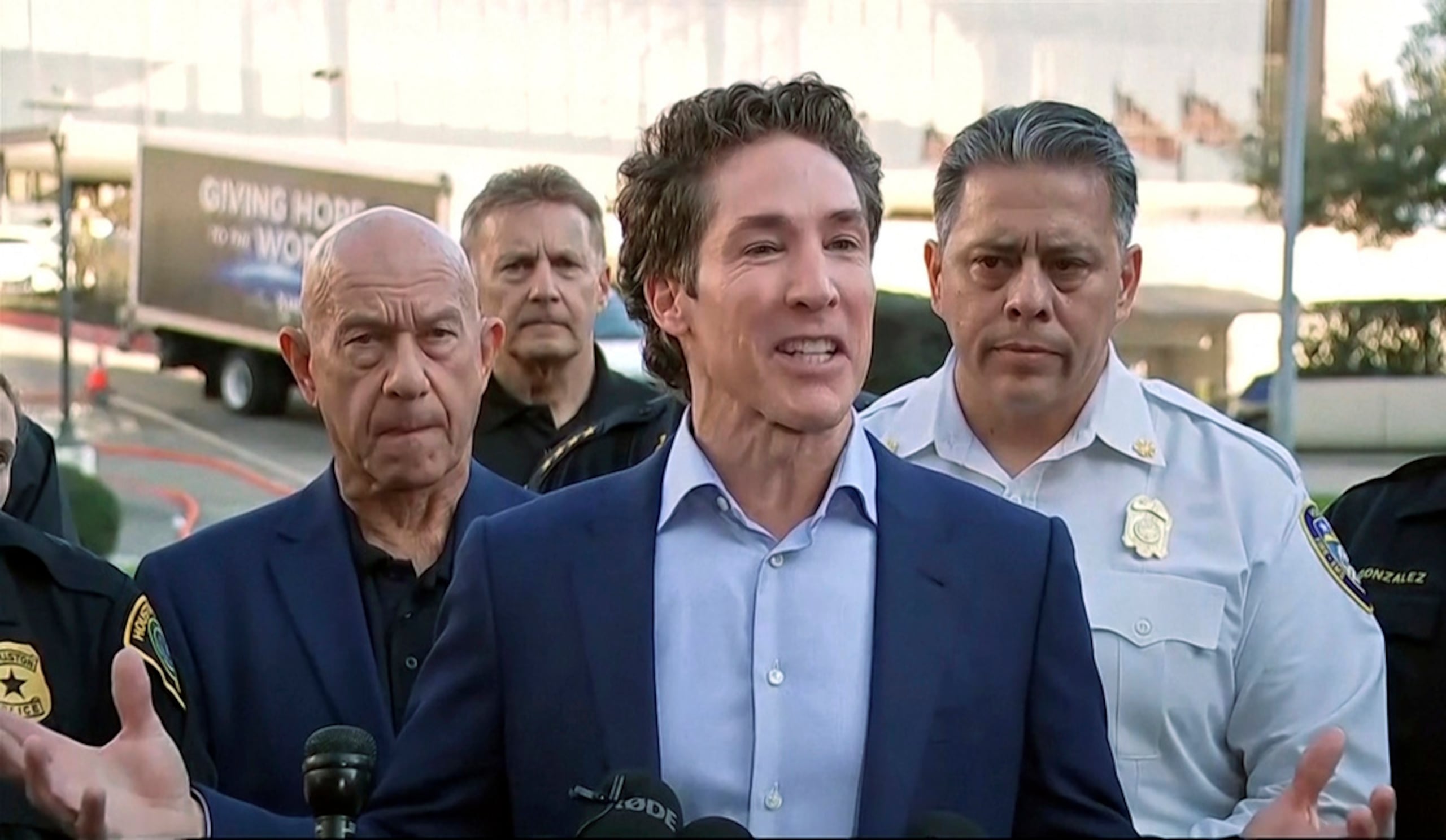 El pastor Joel Osteen habló en conferencia de prensa tras el tiroteo el domingo.